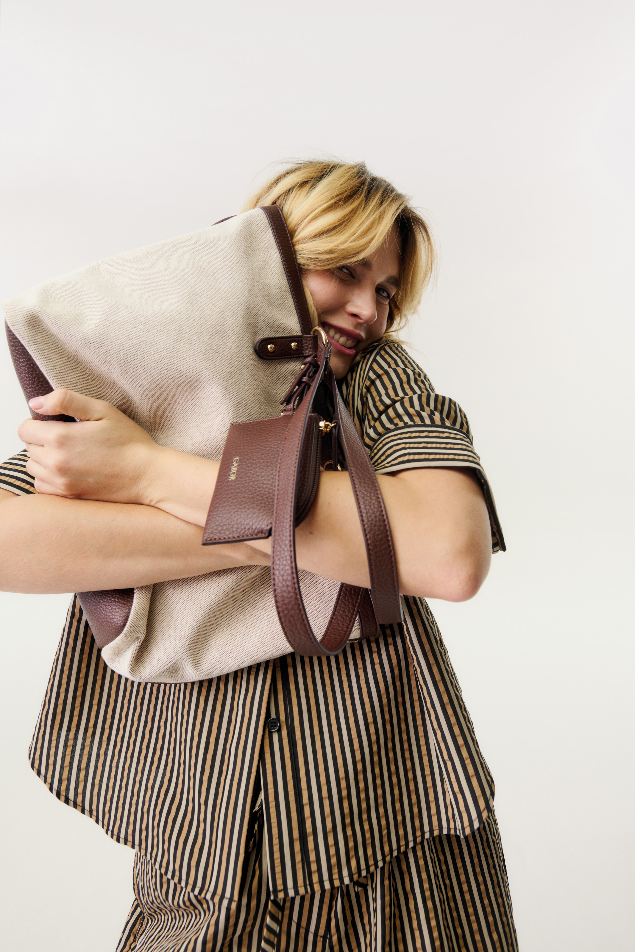 Gabor Shopper »Sibylla« Damen Umhängetasche mit glänzende Metalldetails & Gurtband