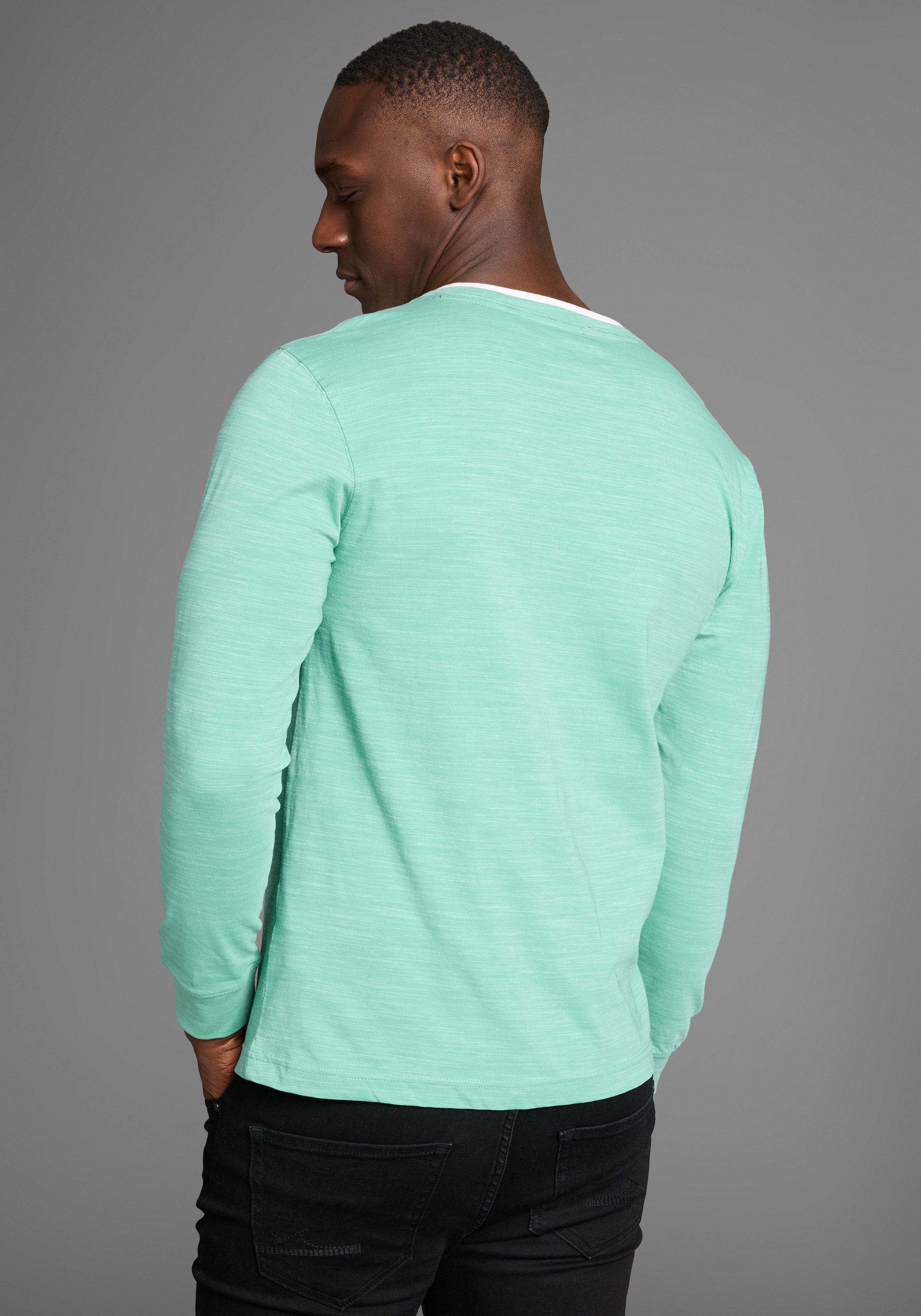 DELMAO Henleyshirt, Langarm, melierte Optik, Henleykragen, aus Baumwollmischung