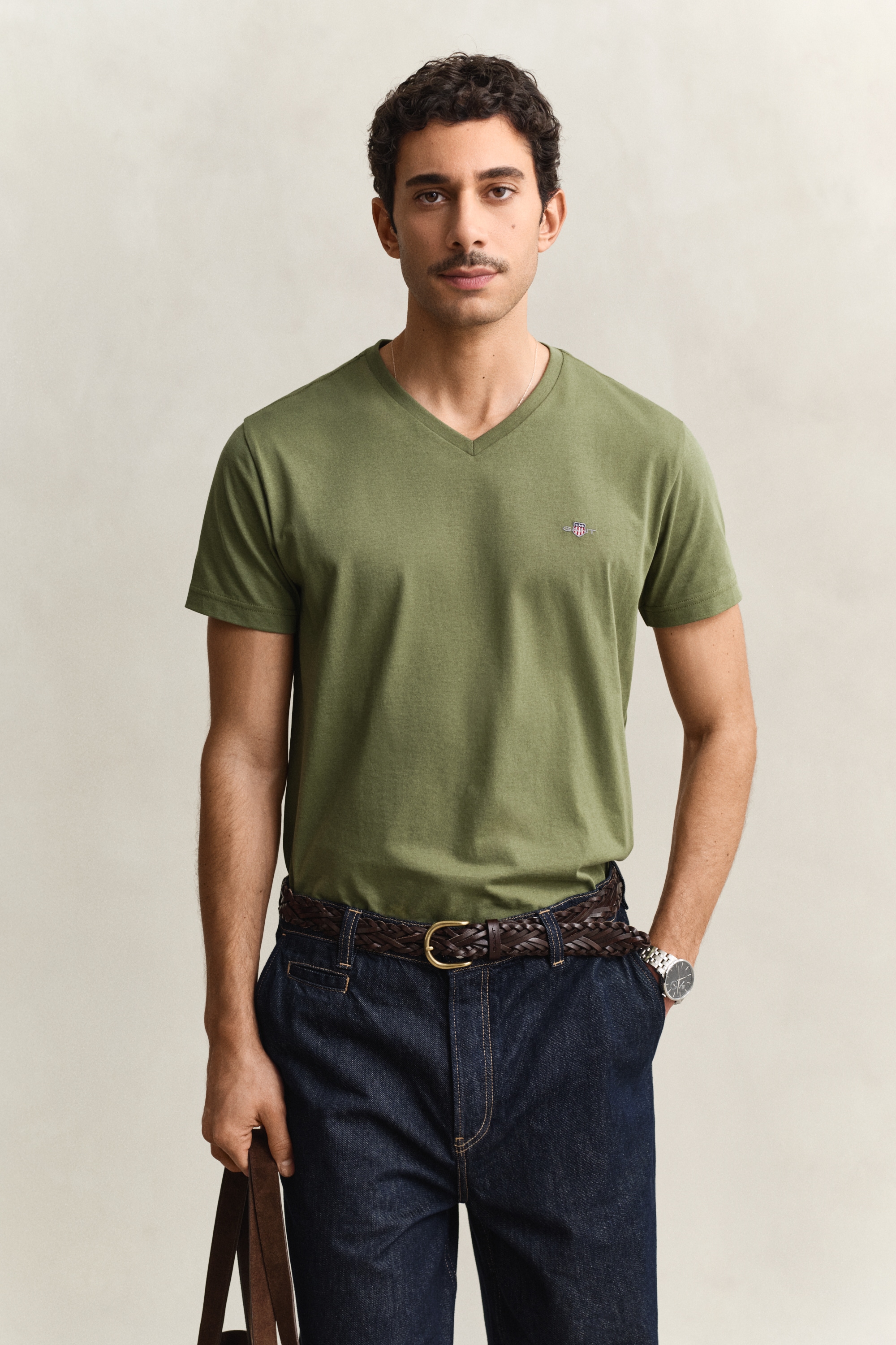Gant T-Shirt »SLIM SHIELD V-NECK T-SHIRT« mit einer kleinen Logostickerei auf der Brust