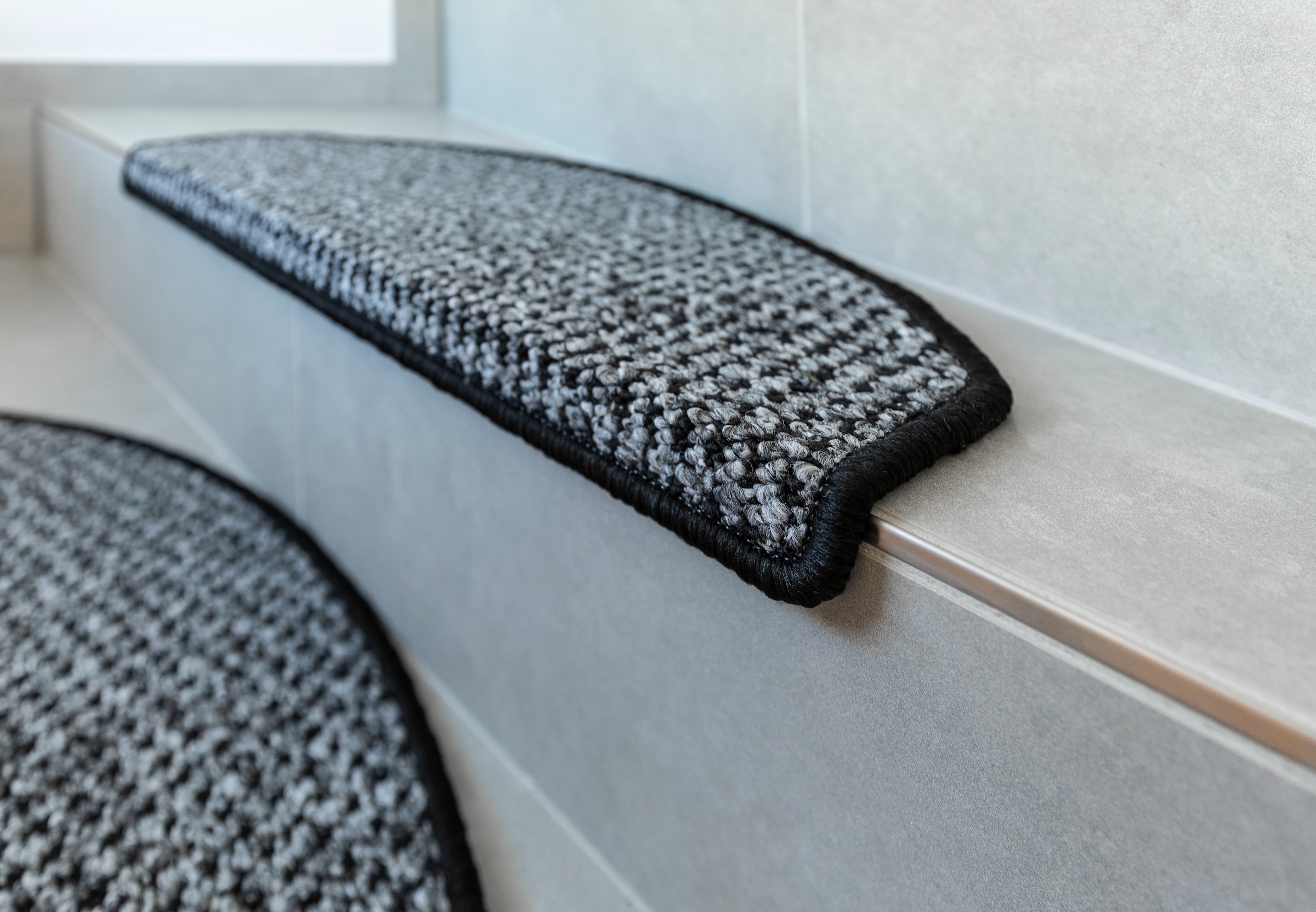 Andiamo Stufenmatte »Newport, Made in Poland«, halbrund, 8,5 mm Höhe, meliert, selbstklebend, erhältlich als Set mit 2 Stück oder 15 Stück