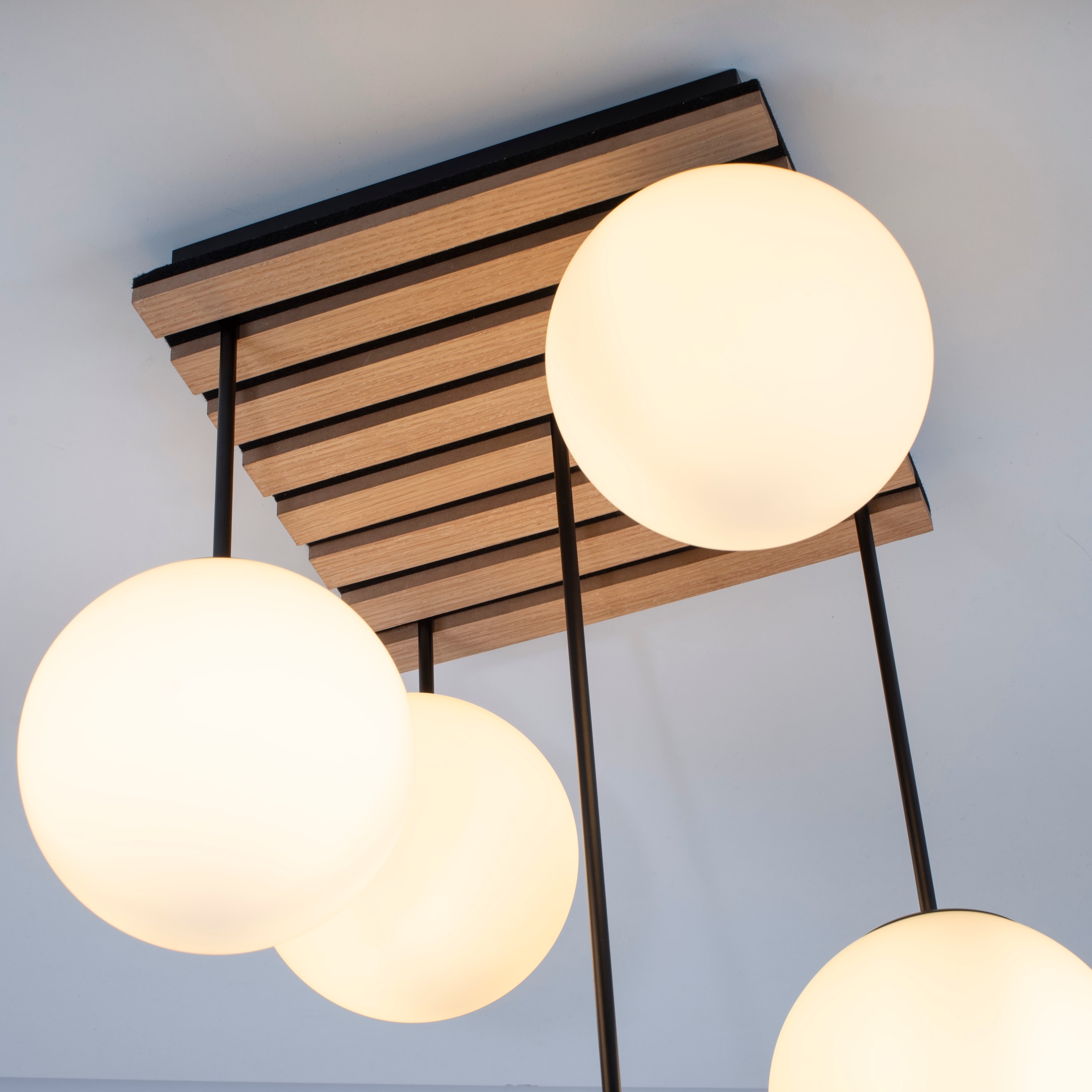 Leonique Deckenleuchte »Erinette Akustikpaneele mit Glaskugeln«, 5 flammig, Leuchtmittel E14 | ohne Leuchtmittel-Leuchtmittel wechselbar, Holz, Akustik, Paneele, Glas, Deckenlampe E14