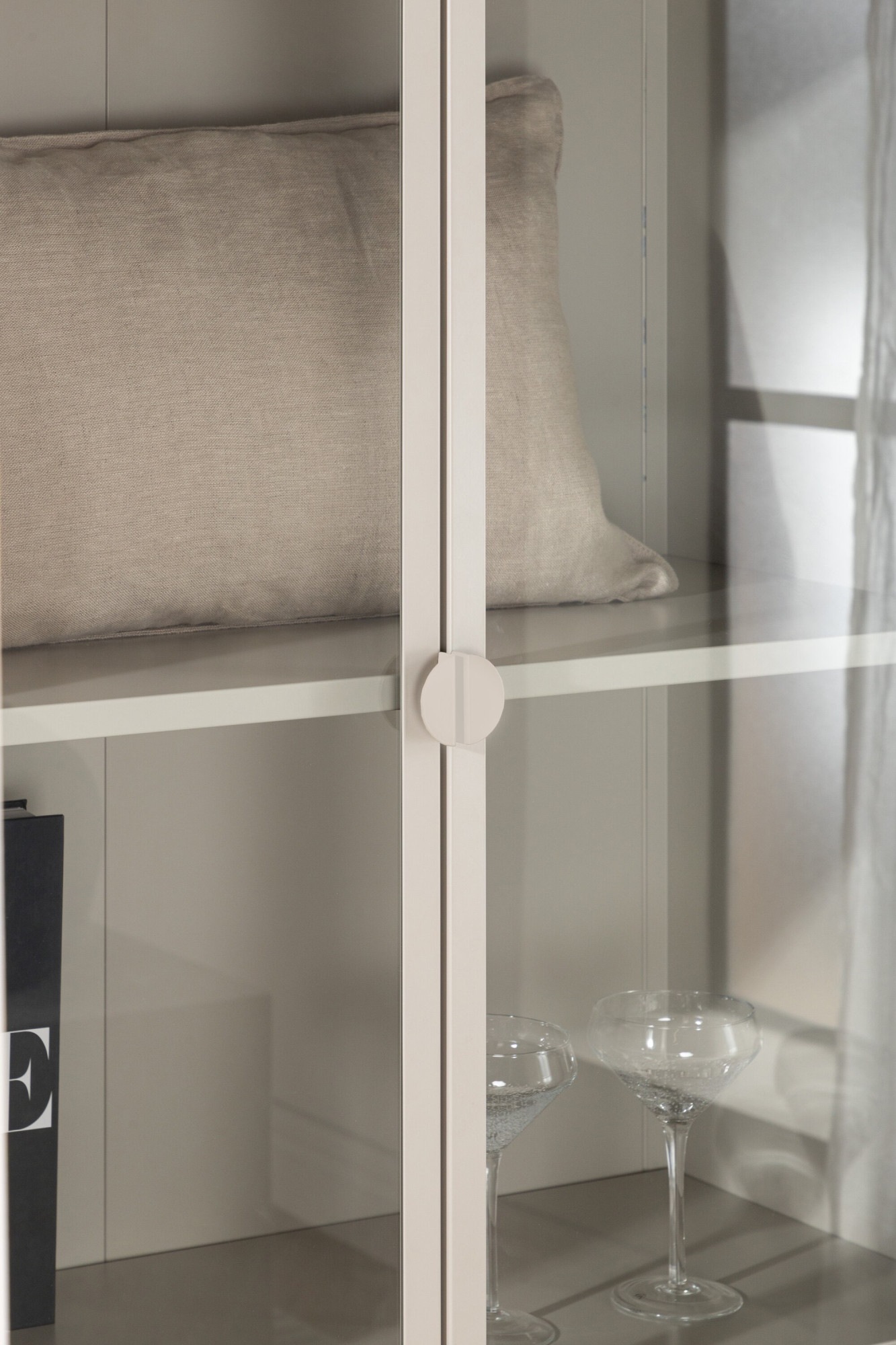 Venture Home Vitrine »Piring, hoher Stauraumschrank, 2 Türen, Höhe 190 cm« Hochschrank, Pulverbeschichtung, Glastüren, hoch, anspruchsvoll
