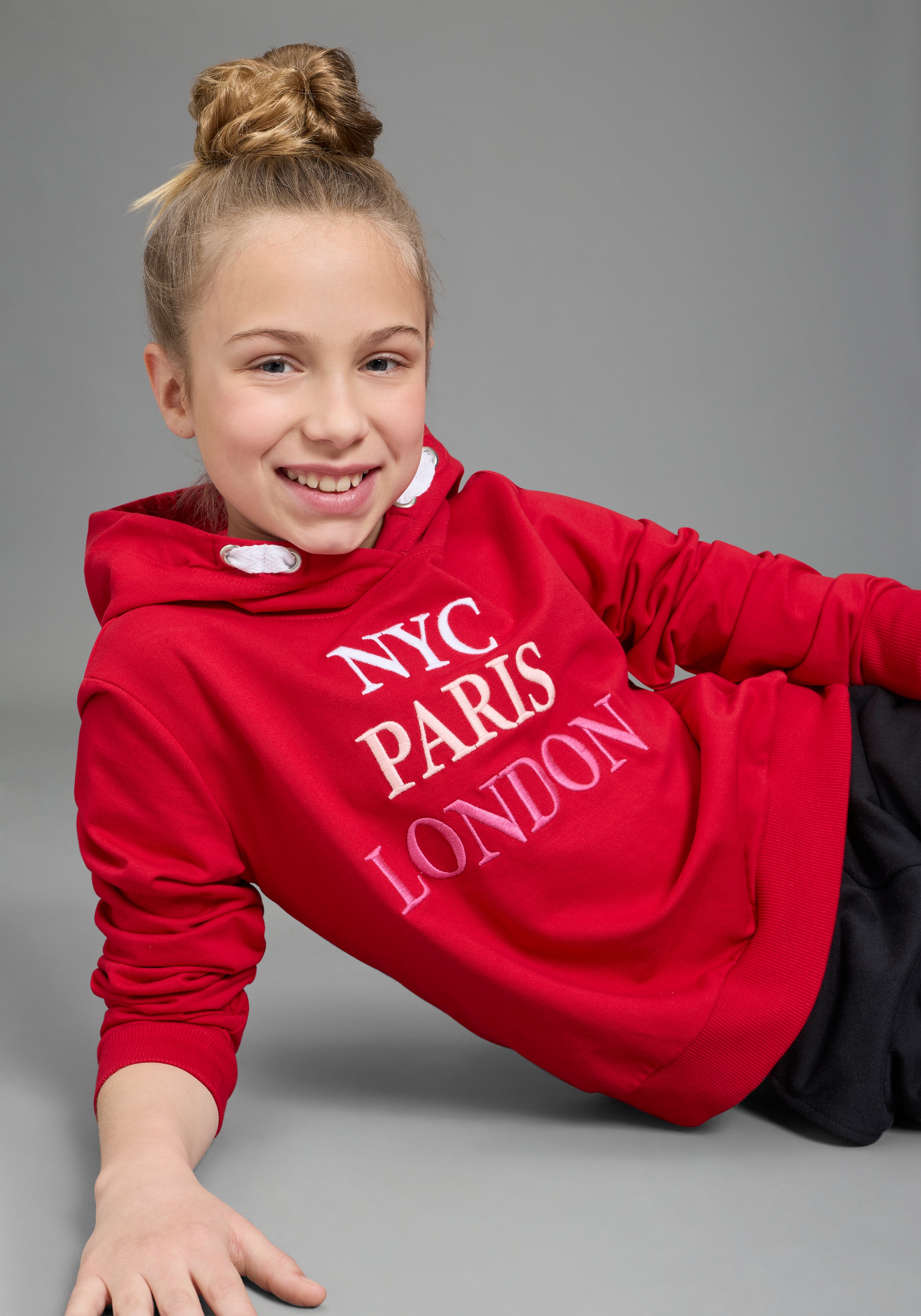 KIDSWORLD Kapuzensweatshirt »NYC Paris London - Stickerei«, Langarm,  gerade Passform,  bedruckt,  Kapuze,  aus Baumwolle
