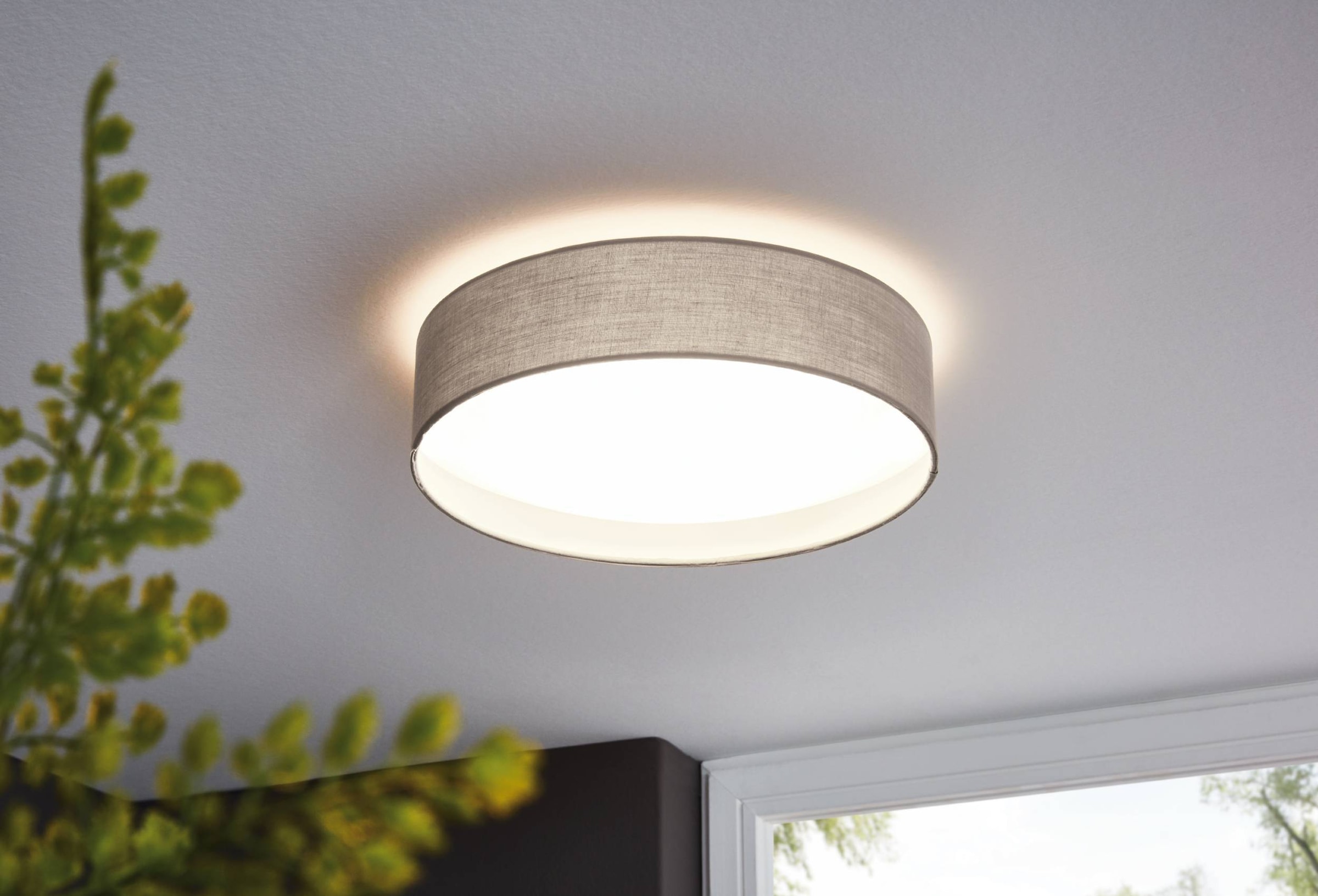 EGLO Deckenleuchte »Pasteri Deckenlampe, Lampe Decke, Esszimmerlampe, Kunststoff und Stoff« LED-Modul 1 Stk. Warmweiß Textil Deckenleuchte, Wohnzimmerlampe, Farbe: Taupe, weiß, Ø: 32 cm