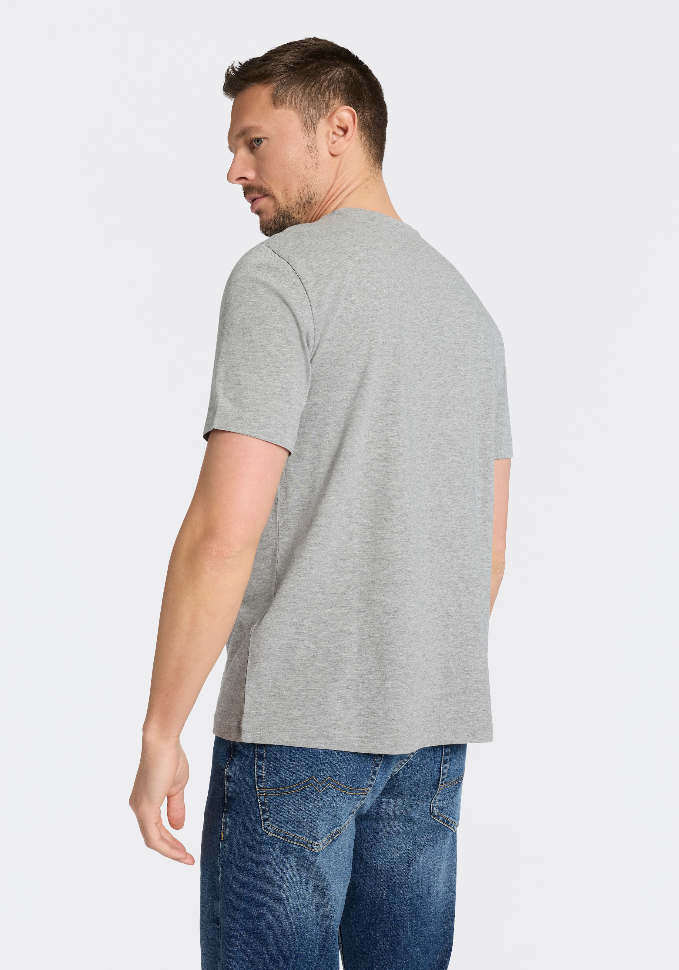 MUSTANG Rundhalsshirt »Alex Logo Brust« normale Passform, Kurzarm-Design, lässiger Stil