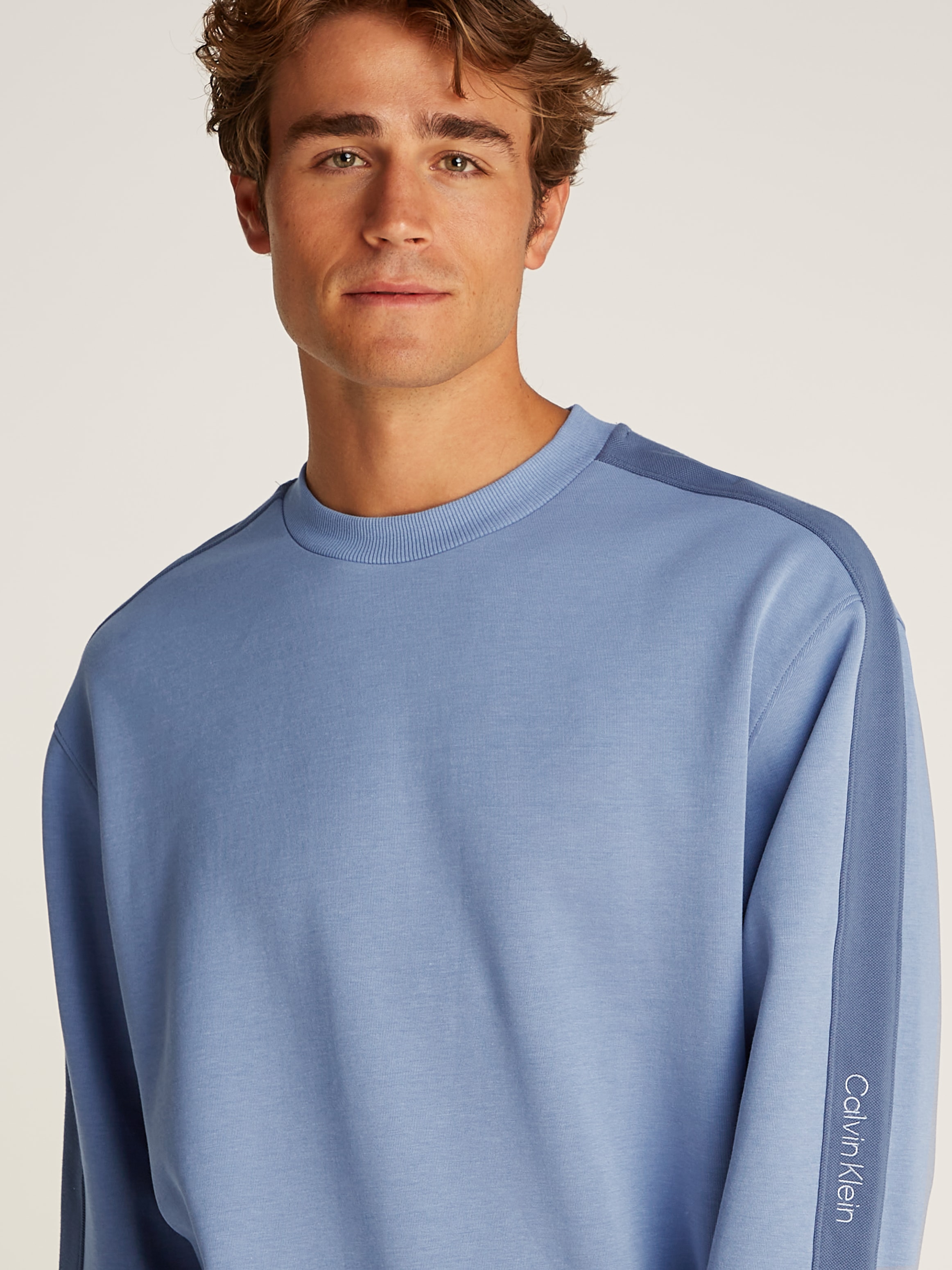 Calvin Klein Jeans Sweatshirt »LOGO TAPE CREW NECK«, mit Logo-Band an den Ärmeln
