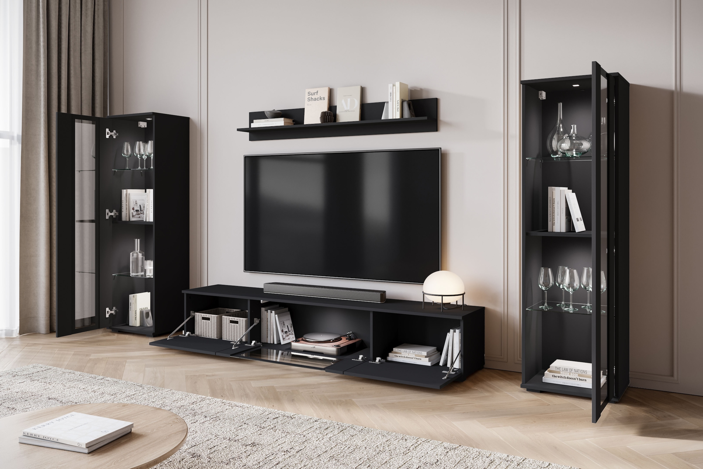 INOSIGN Wohnwand »Caro, stehend und hängend montierbar«, (Komplett-Set, 4 St., Vitrine Türanschlag links/rechts wechselbar), grifflose Design, höhenverstellbare Einlegeböden