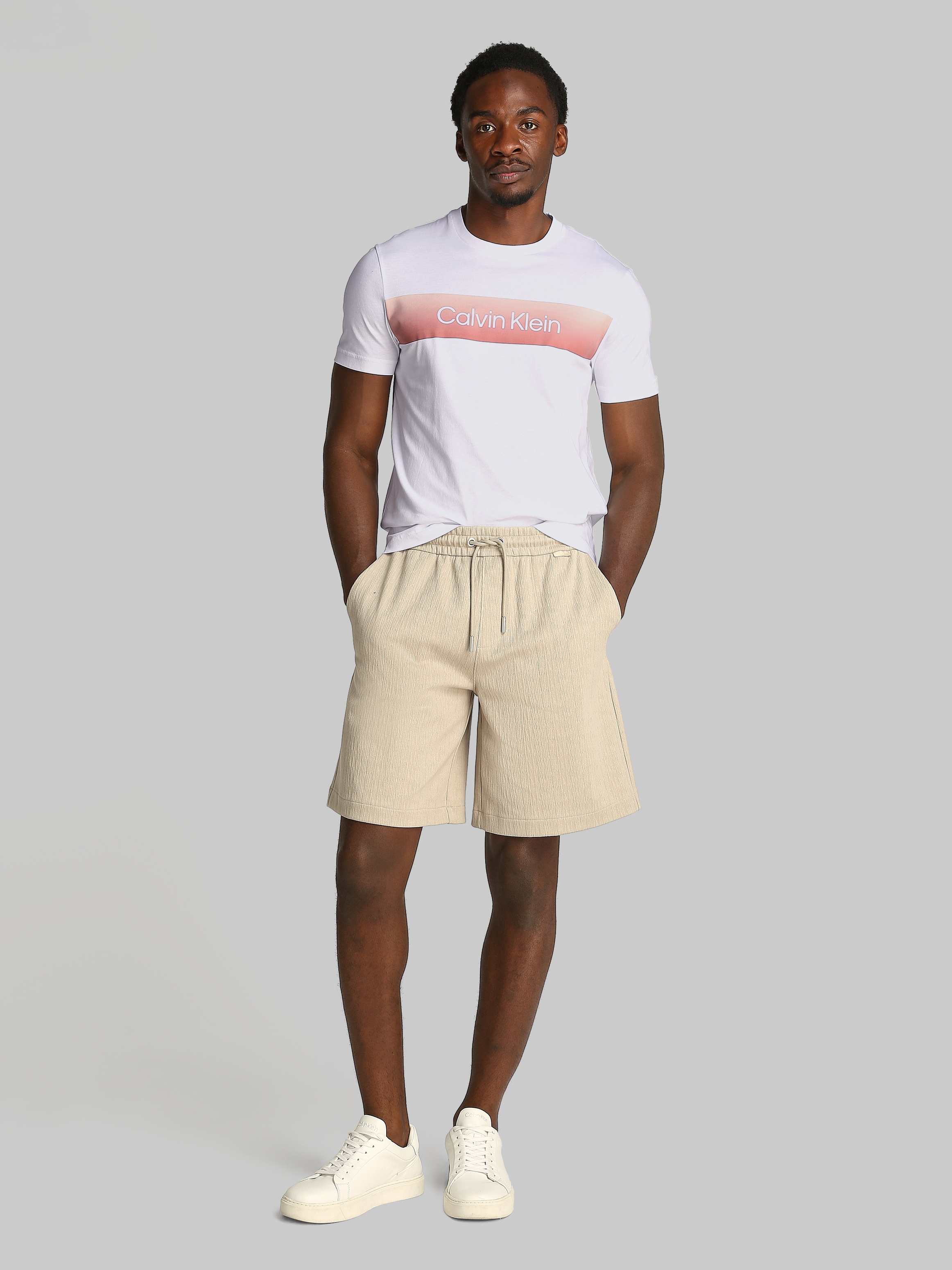 Calvin Klein T-Shirt »LINEAR OMBRE CHEST LOGO T-SHIRT«, mit Ombré-Logo-Druck