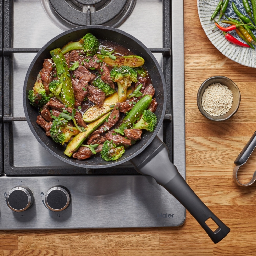 RESTO Kitchenware Bratpfanne »Sagitta, Pfanne antihaftbeschichtet - non stick frying pan«, Aluminium, (1 tlg.), mit einem ergonomischen, weichen Griff mit Hängeschlaufe