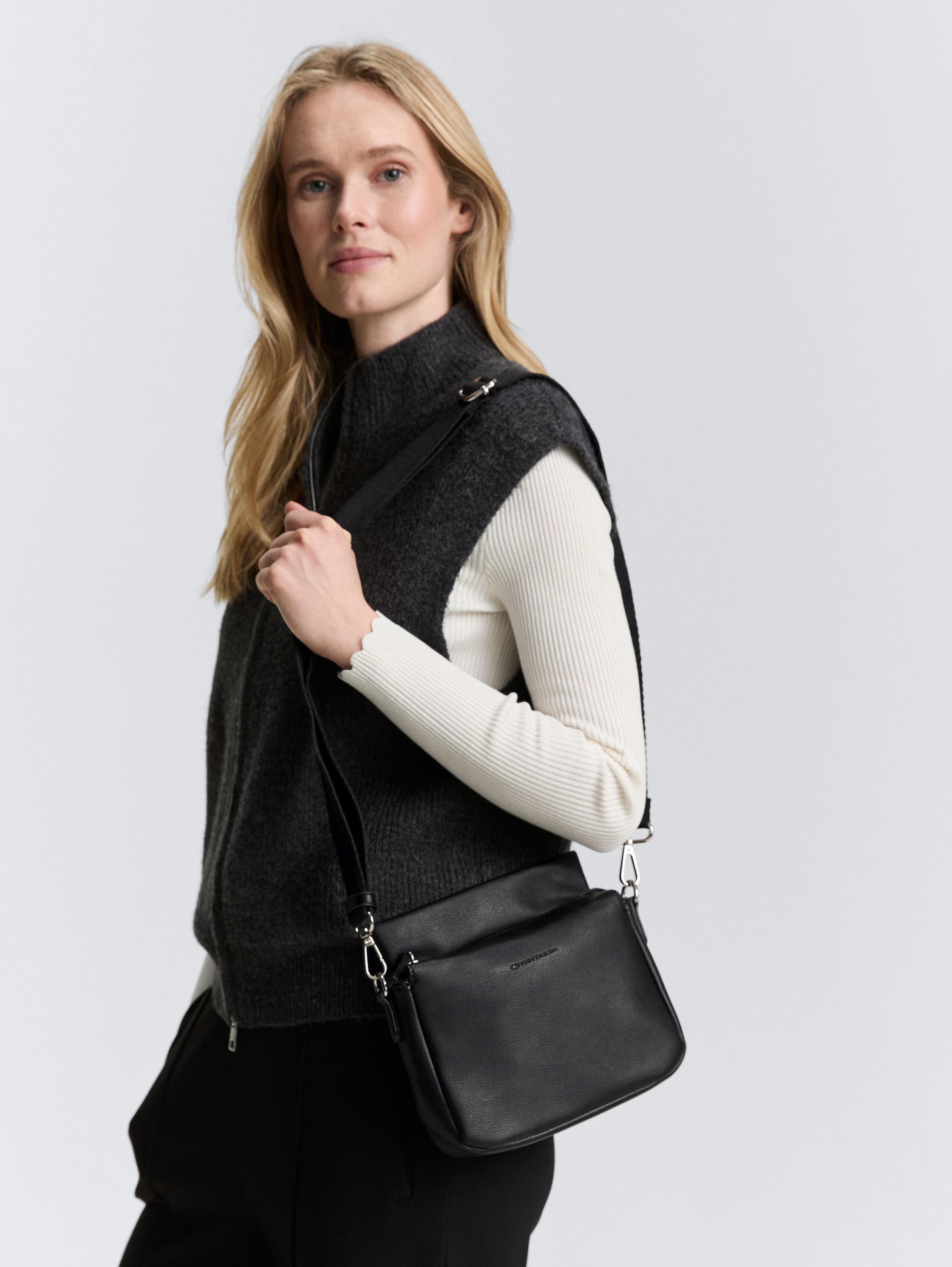 TOM TAILOR Umhängetasche »Rella« aus fein genarbtem Material mit farblich passendem Gewebeband