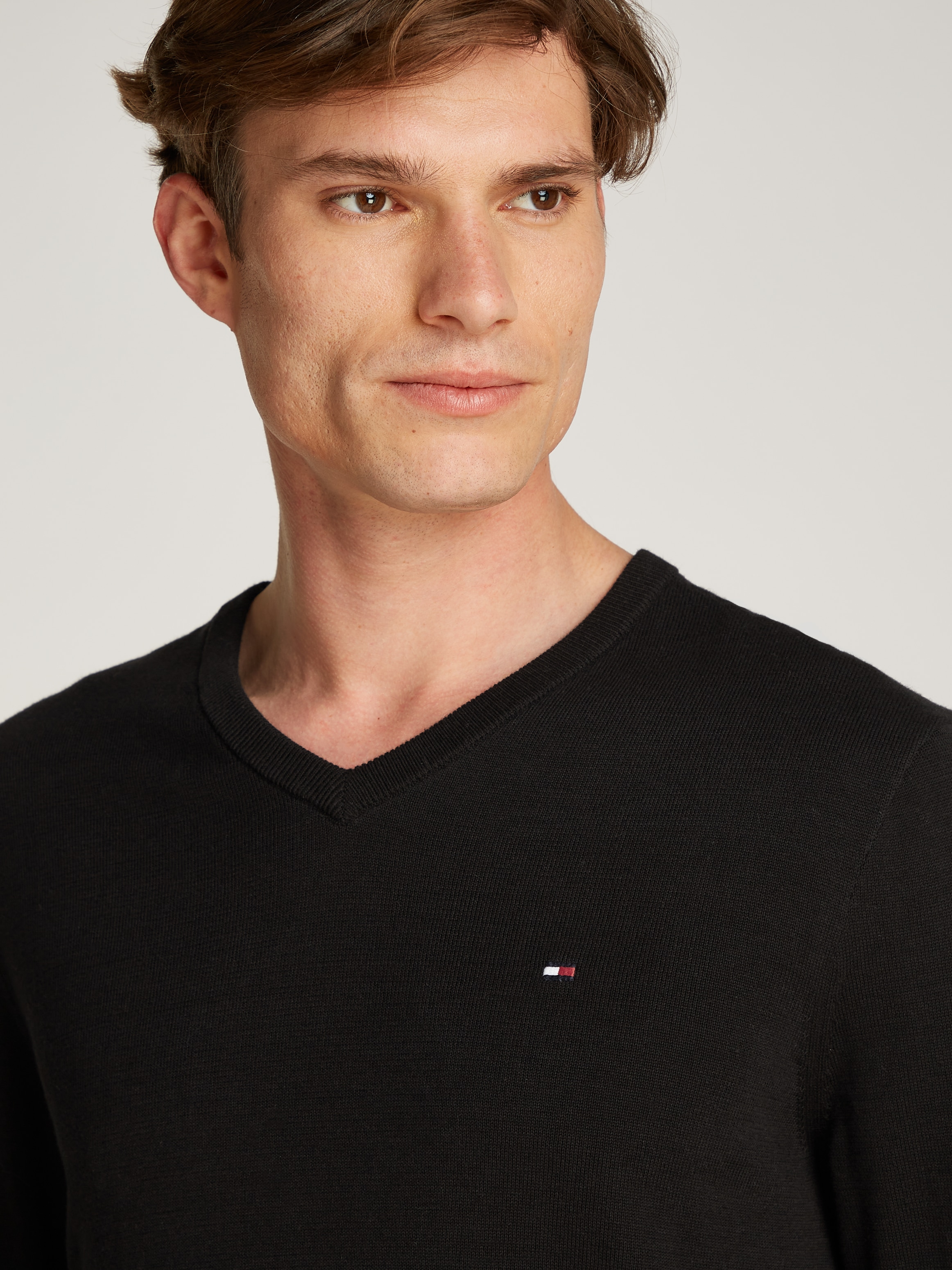 Tommy Hilfiger Strickpullover »ESSENTIAL COTTON V NECK mit V-Ausschnitt und Stickerei«, unifarben, casual, regular fit, Baumwolle, V-Ausschnitt