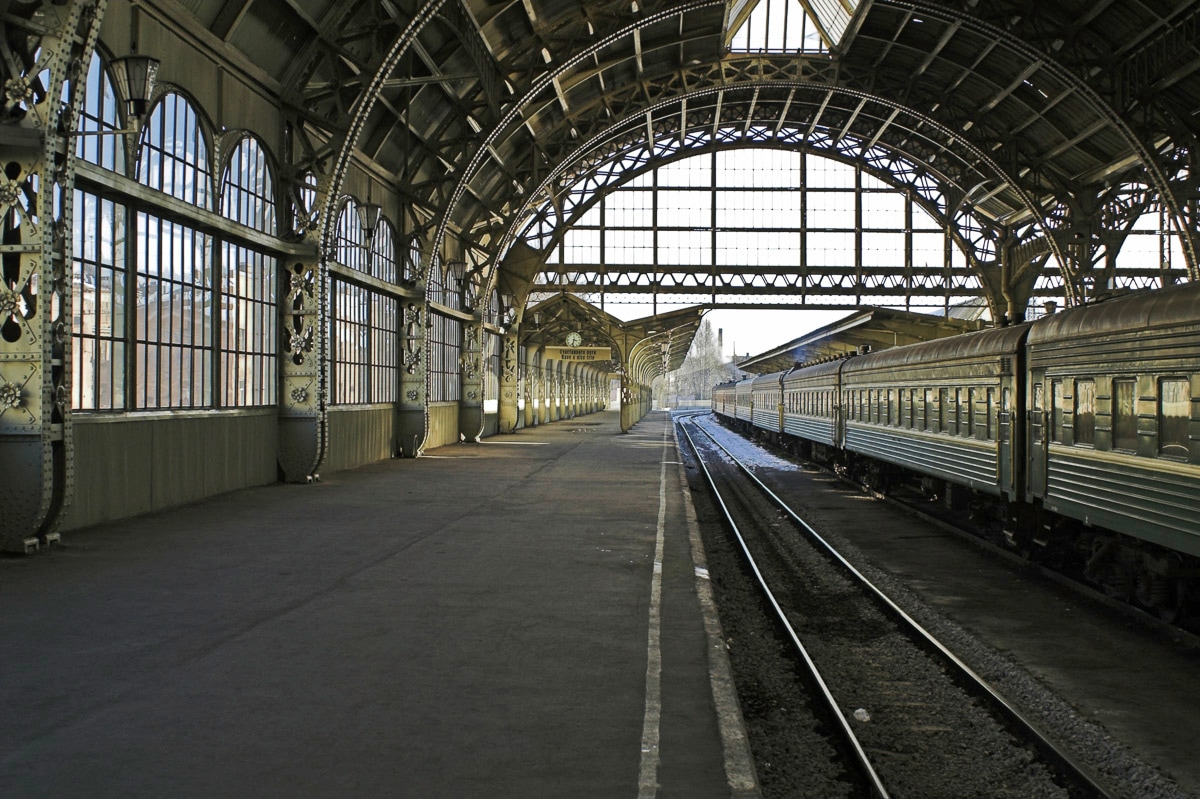 Papermoon Fototapete »Leerer Bahnhof« günstig online kaufen