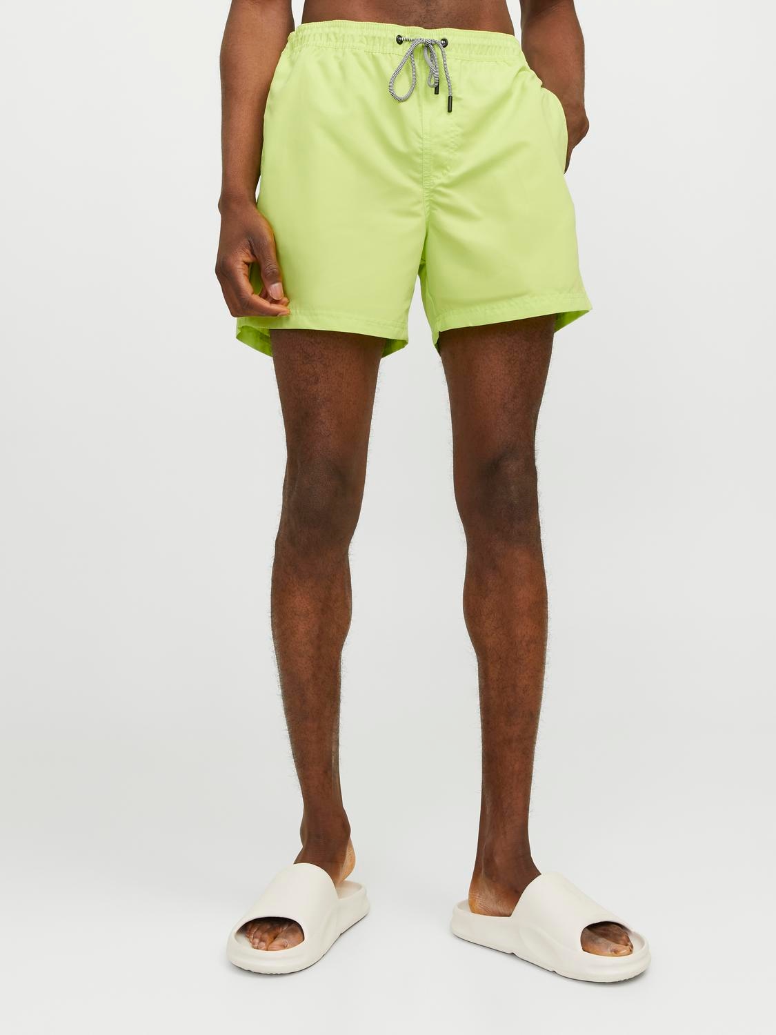 Bild von Jack & Jones Badeshorts »JPSTFIJI JJSWIM SOLID SN LY«, schmal geschnittene Schwimm-Shorts für den Strand aus recyceltem Garn