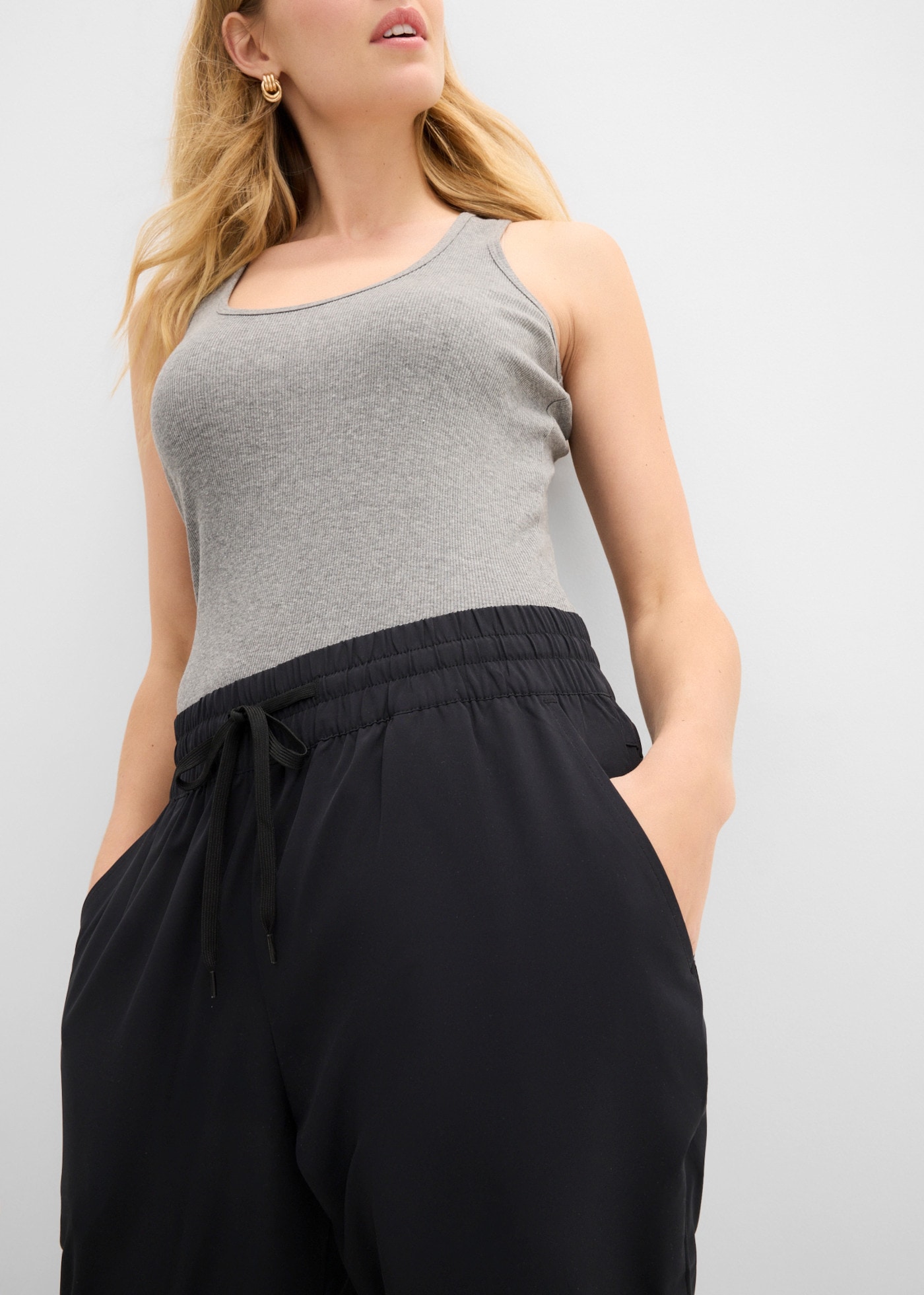 bonprix Funktionshose  in 7/8 länge, Seitenschlitze mit Zipper, Reißverschlusstasche hinten