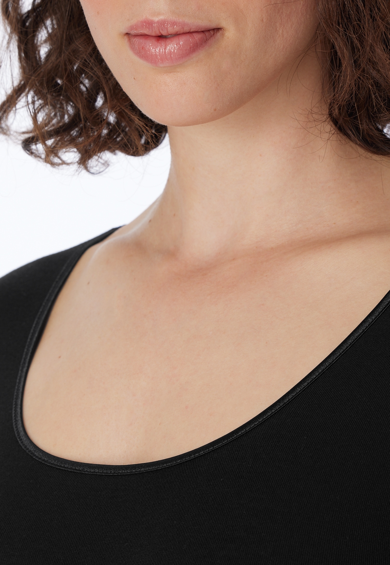 Schiesser T-Shirt »"Luxury"«, runder, dezent schimmernder Halsausschnitt