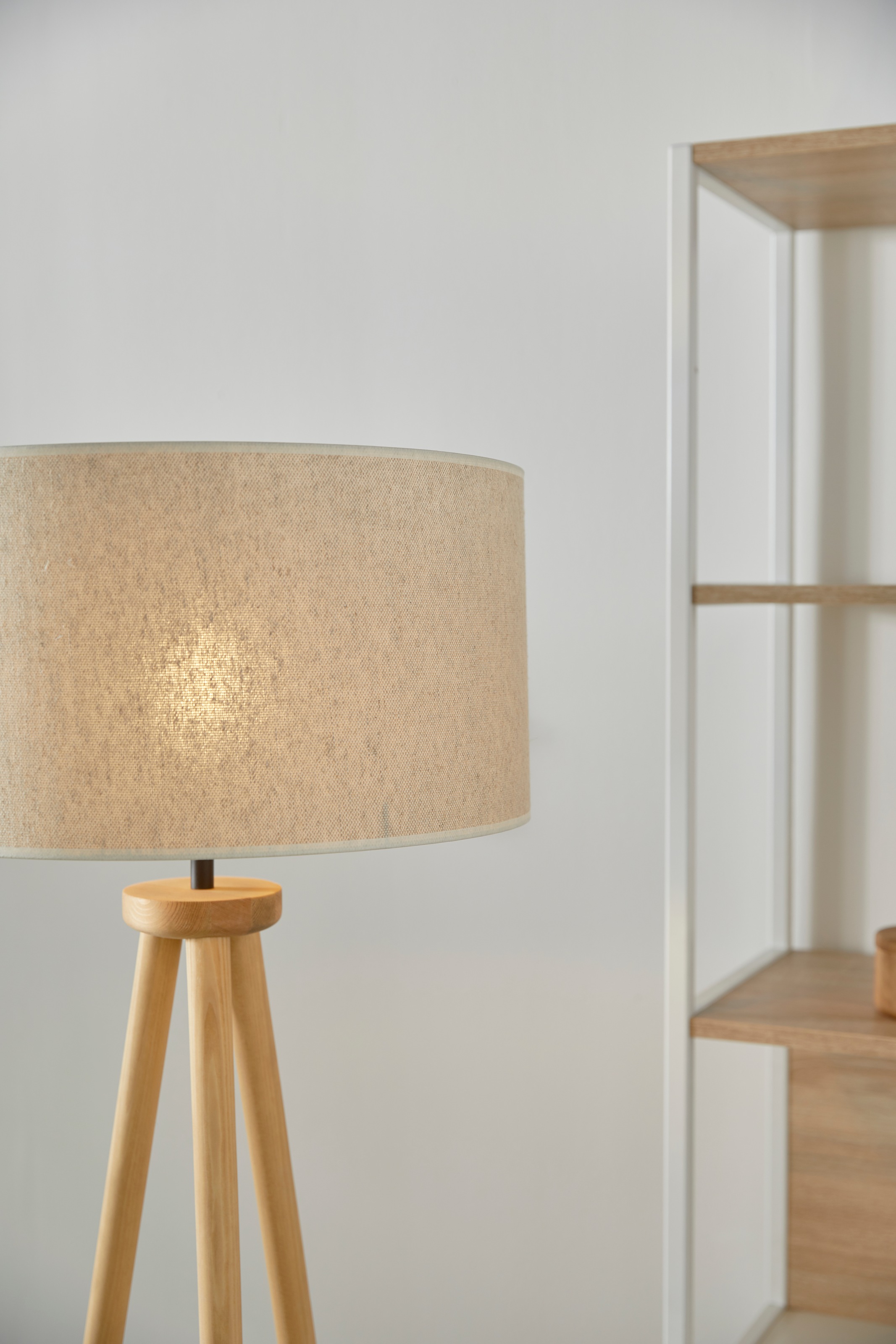 OTTO products LED Stehlampe »Emmo«, ohne Leuchtmittel, Stehleuchte mit massivem Dreibein aus Kiefernholz, hochwertiger Textilschirm