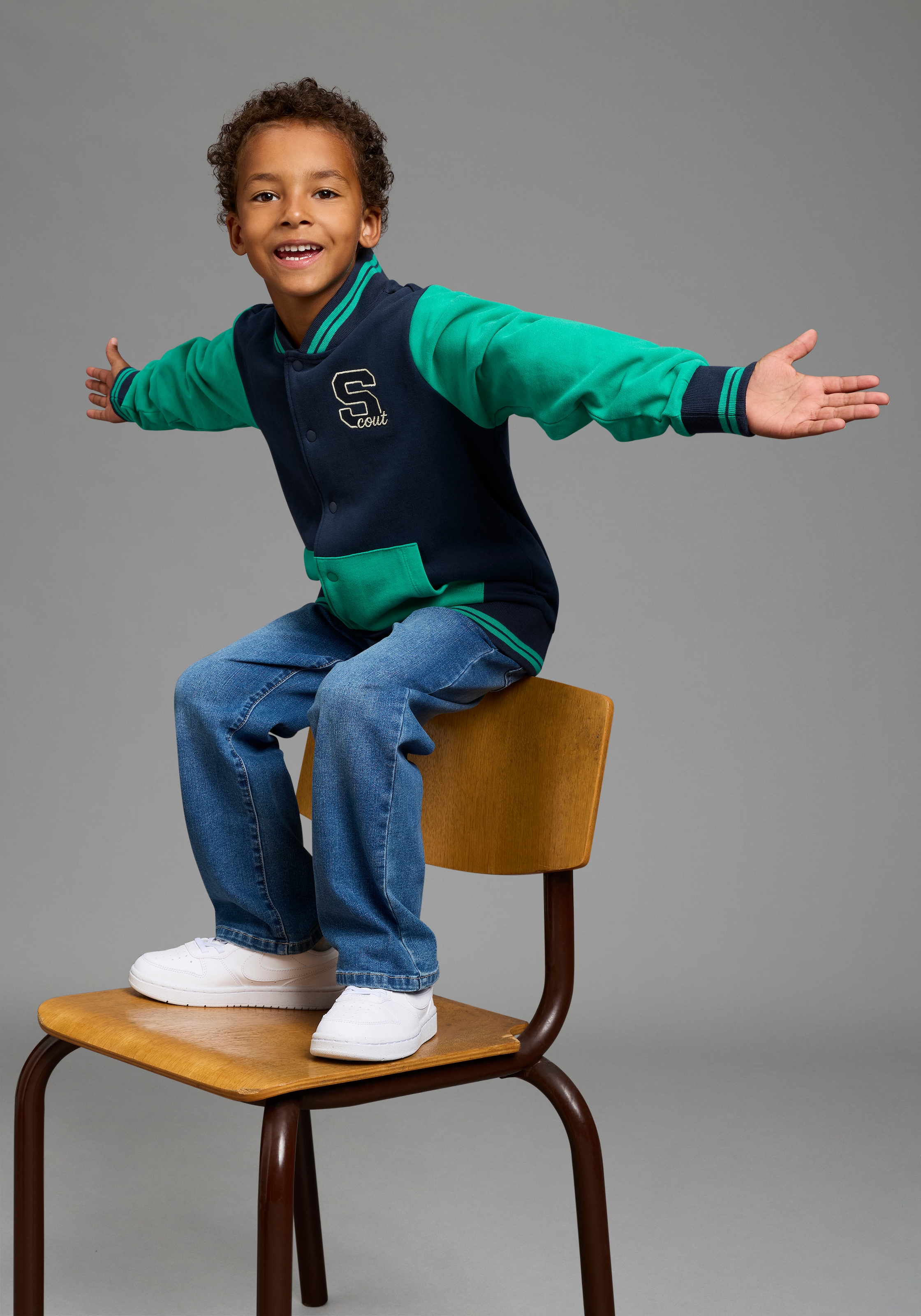 Scout Sweatjacke »College-Jacke mit Badge - NEU von SCOUT« mit Rippkragen, mit Rippbündchen an Ärmeln und Rumpfabschluss