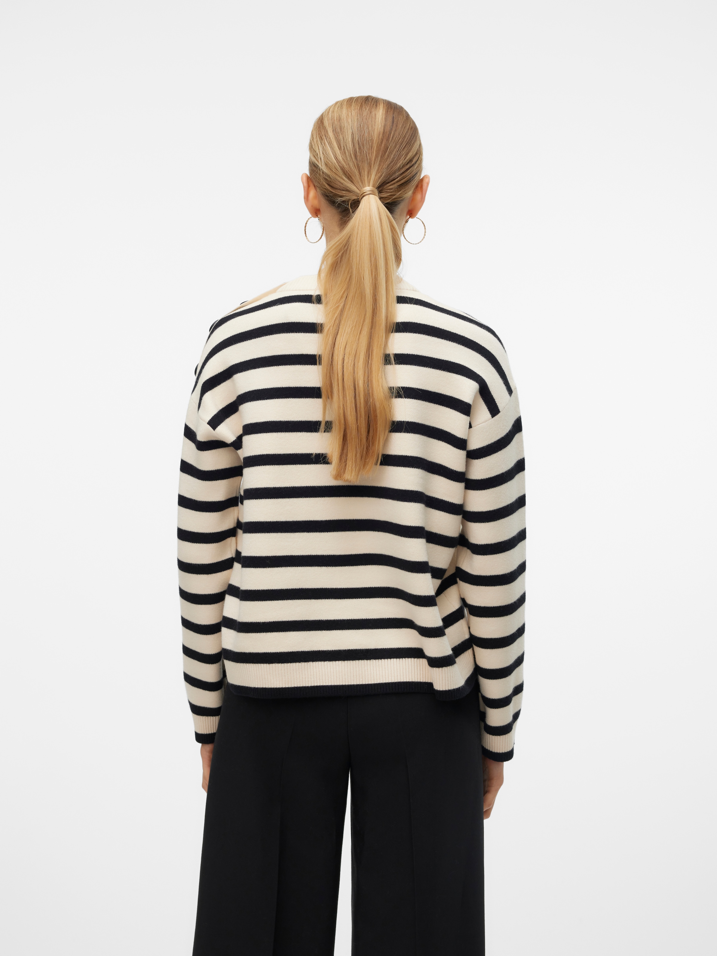 Vero Moda Rundhalspullover »VMSABA LS O-NECK BUTTON PULLOVER GA NOOS«, mit Zierknöpfen auf der linken Schulter