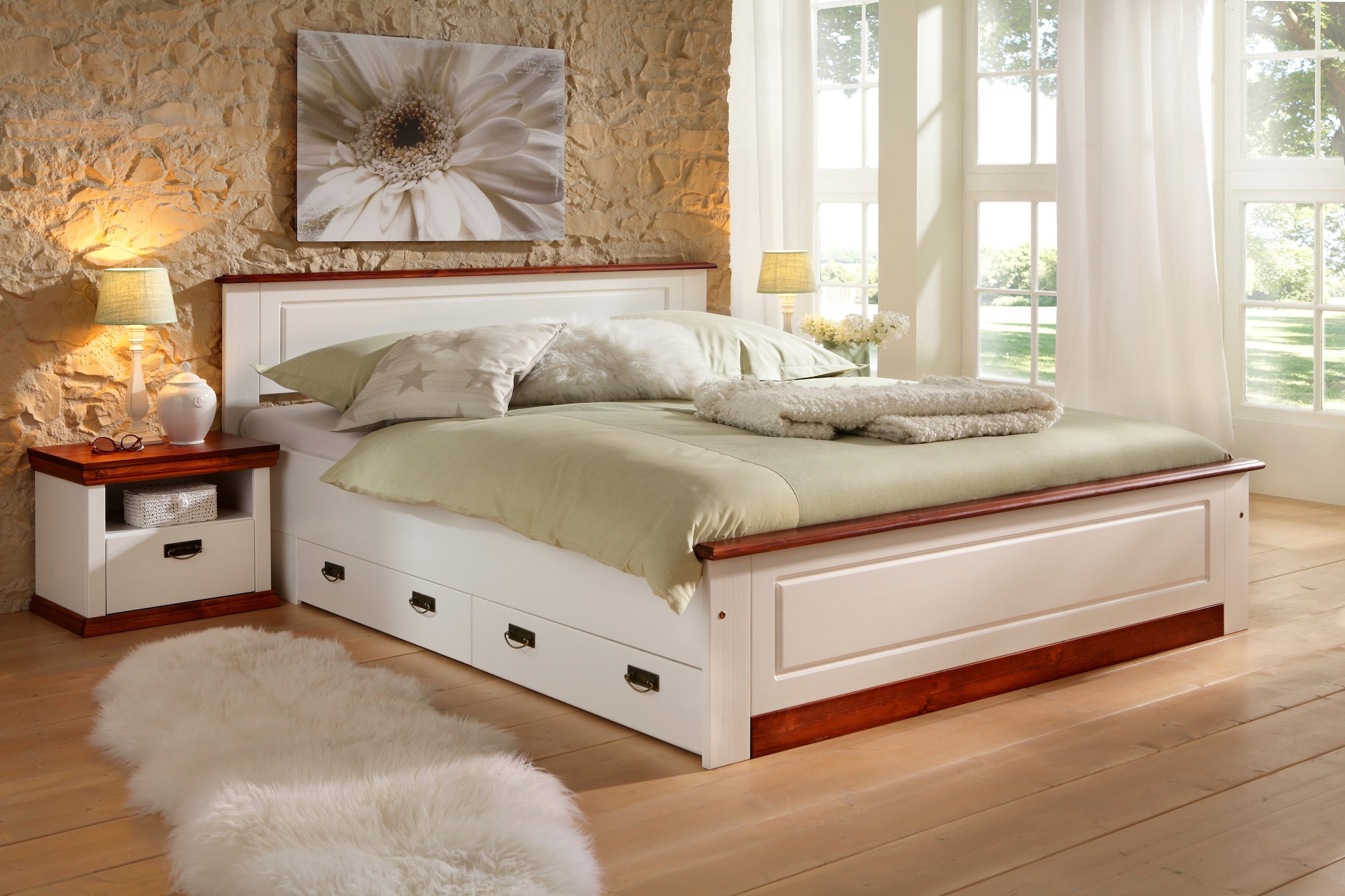 Home affaire Massivholzbett »Madrid, Landhausstil, hohe Belastbarkeit!«, (Breite/Belastbarkeit 180cm/220 KG, 160cm/200 KG, 90cm/=120 KG), aus FSC®-zertifizierter Kiefer, INKLUSIVE Rollrost, Kassettenoptik