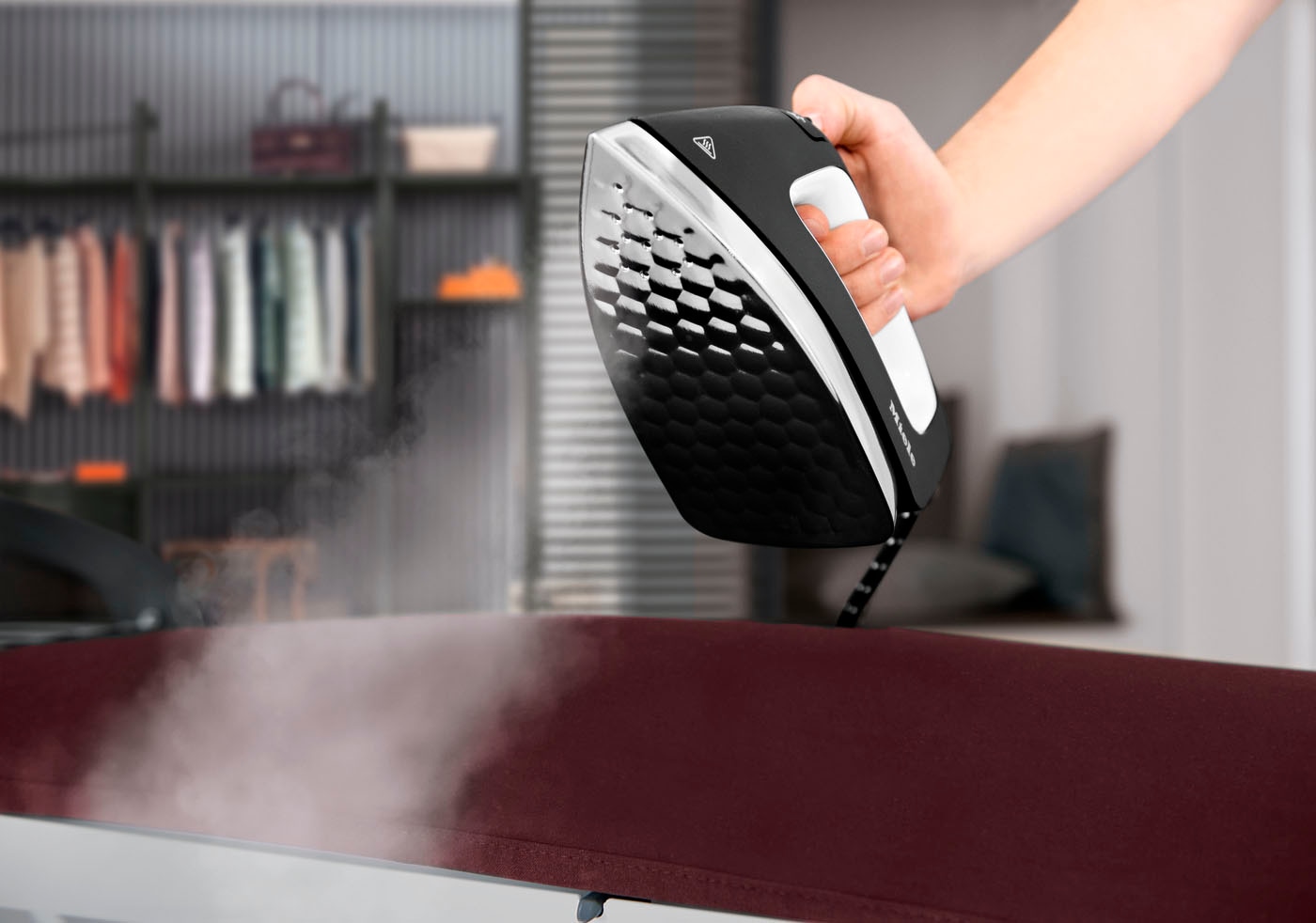 Miele Bügelsystem »FashionMaster«, mit Wabensohle & zusätzlichem Steamer für beste Bügelergebnisse