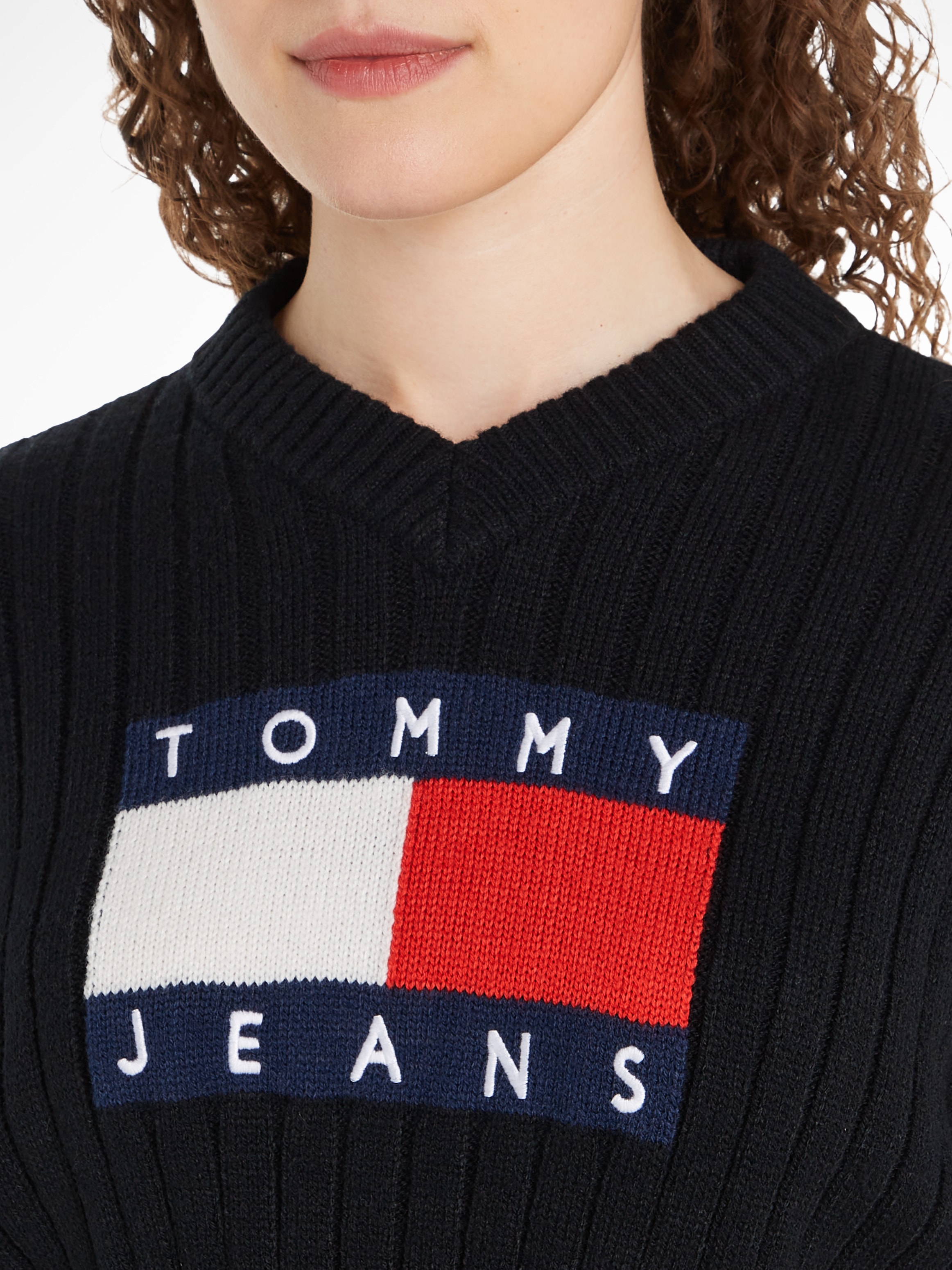 Tommy Jeans Curve V-Ausschnitt-Pullover »TJW VNCK CENTER FLAG SWEATER EXT«, Große Größen