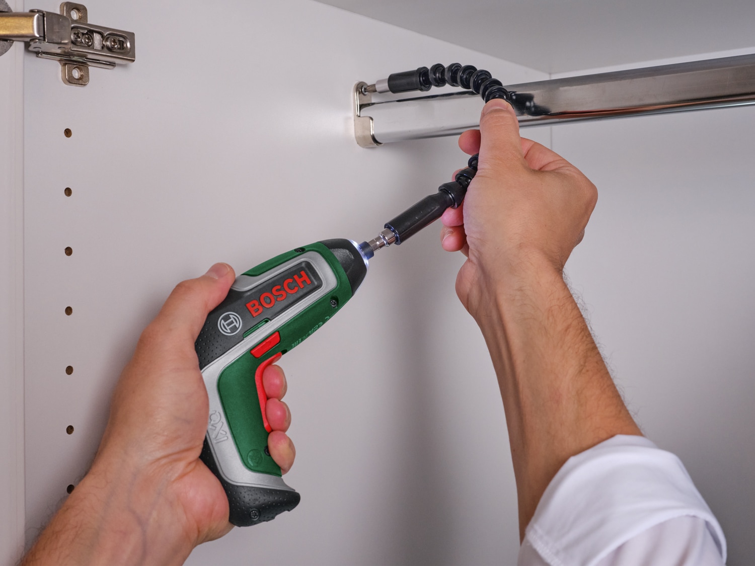 Bosch Home & Garden Akku-Schrauber »IXO 7 Flexi-Set«, mit flexibler Verlängerung 300 mm, Bit-Set und Ladekabel