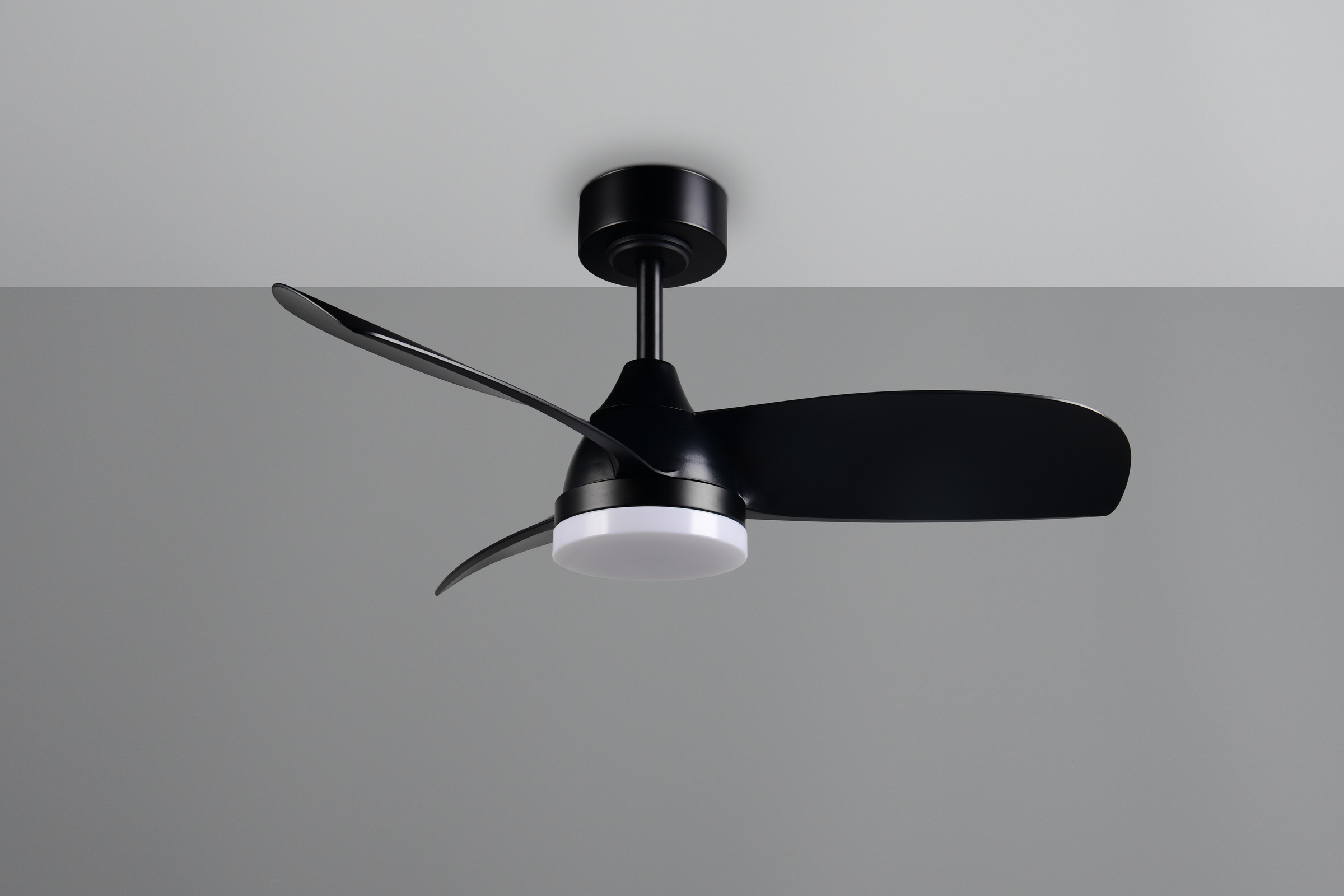 REALITY Leuchten LED Deckenleuchte »HELSINKI mit Ventilator, Deckenventilator mit Licht inkl Fernbedienung«, 1 flammig, Leuchtmittel LED-Board | LED fest integriert, 6 Geschwindigkeiten höhenverstellbar Vor-& Rücklauf dimmbar Nachtlicht