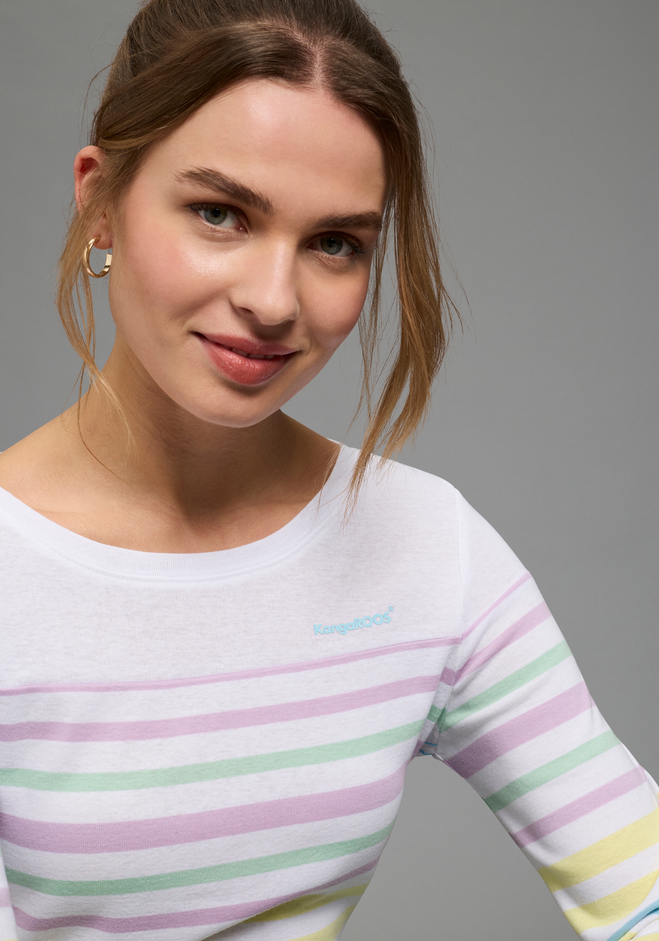 KangaROOS Langarmshirt mit Rundhals, hüftbedeckende Länge, figurbetonte Passform
