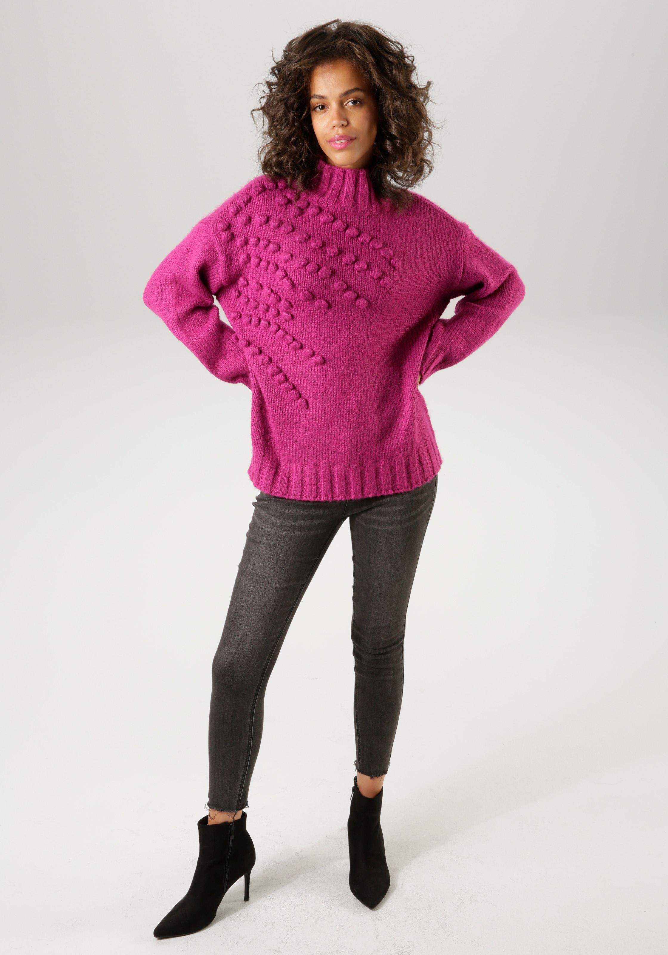 Aniston CASUAL Strickpullover, mit eingestrickten, kleinen Bommeln