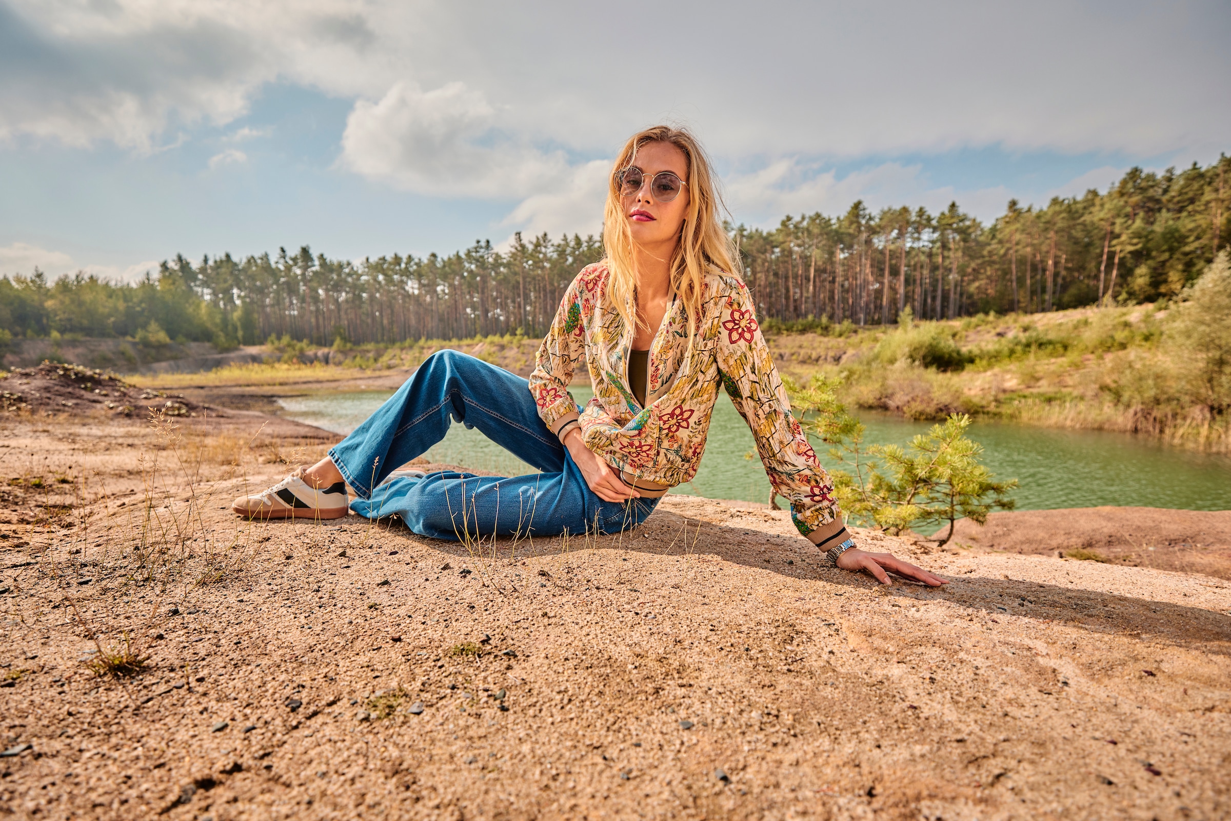 Aniston CASUAL Blouson, mit farbenfrohen Pfauen und Blumen bedruckt
