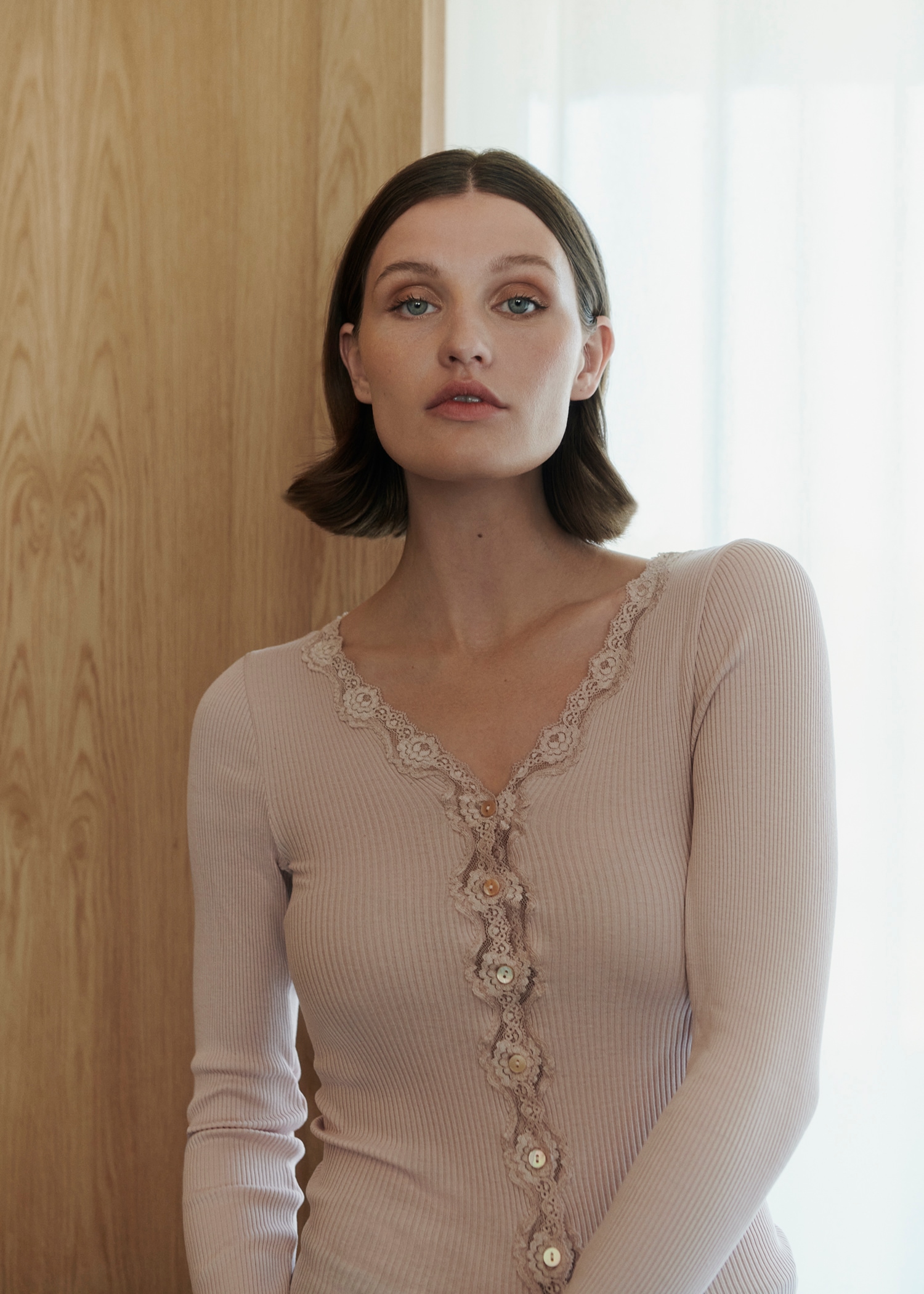 rosemunde Strickjacke »Babette Silk Cardigan«, wunderschöner Vintage-Spitzenbesatz, wertige Perlmuttknopfleiste