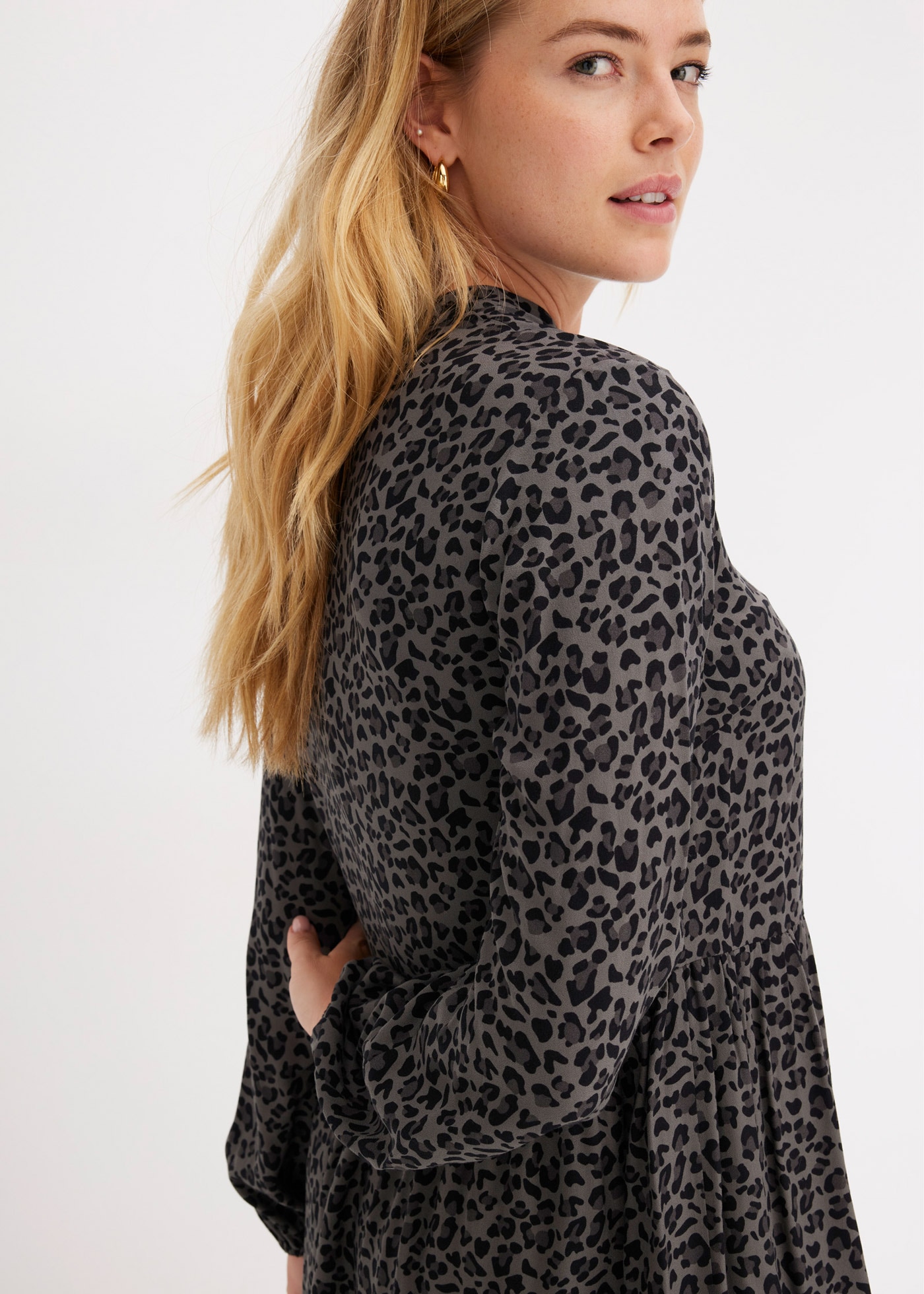 bonprix Midikleid »Midikleid aus Viskose« aus Viskose, A-Linie, mit Leomuster