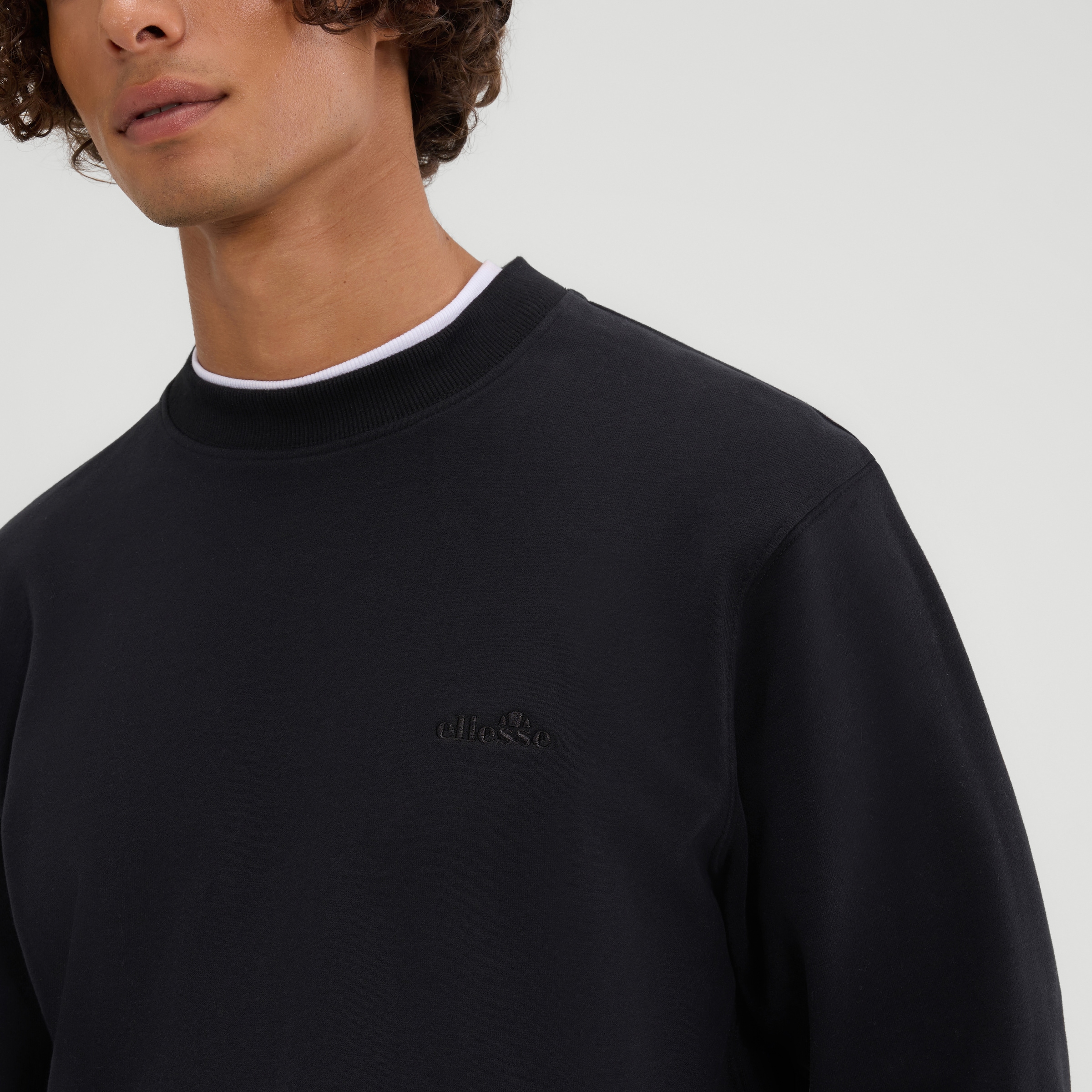Ellesse Sweatshirt »CORCOLLE SWEATSHIRT«, schlichte Crew-Silhouette, Langarm-Ausführung

