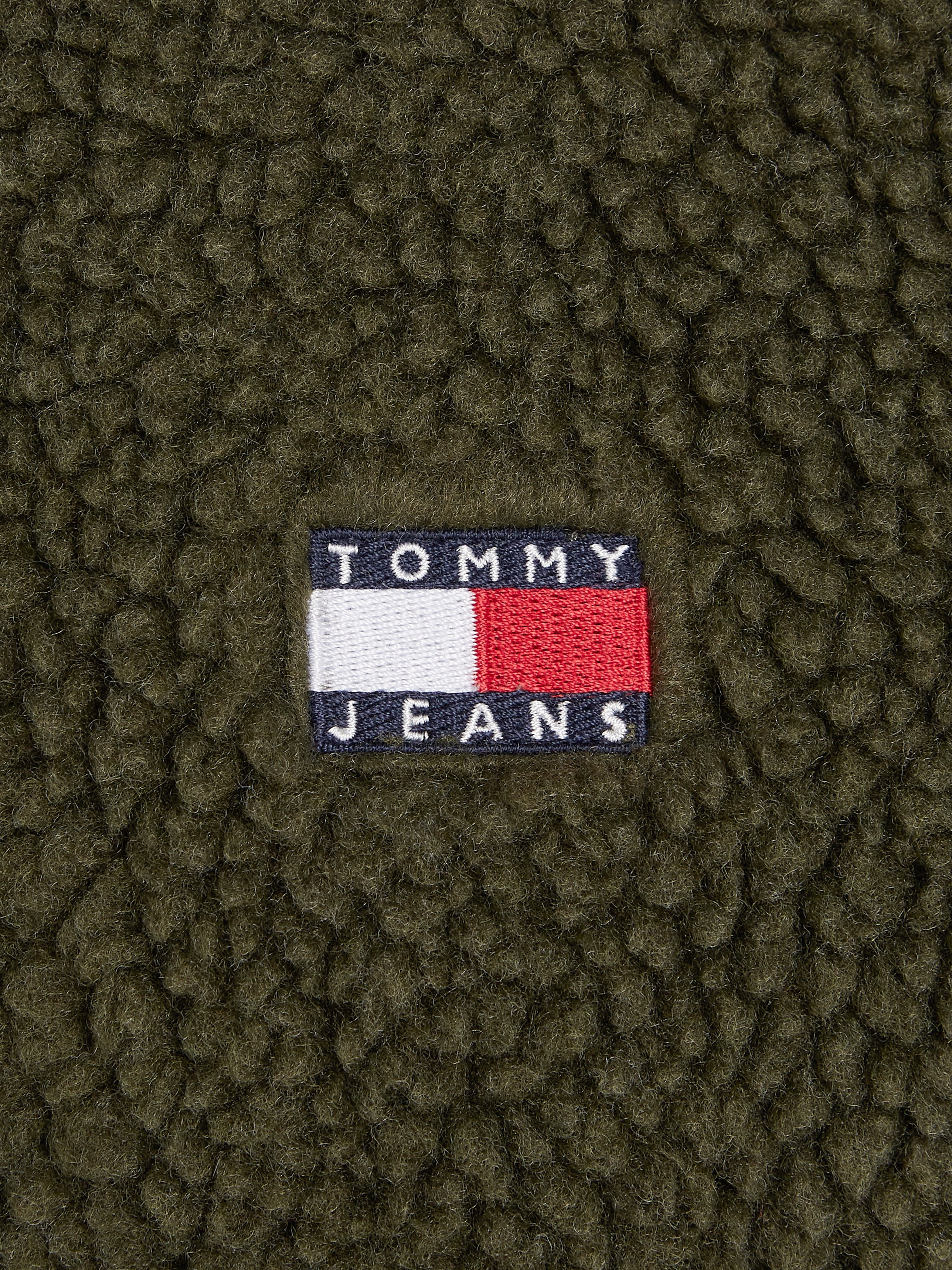 Tommy Jeans Plüschjacke »TJM REG BADGE TEDDY ZIP TRU EXT«, mit Kapuze, mit Logopatch, leicht überschnittene Schultern