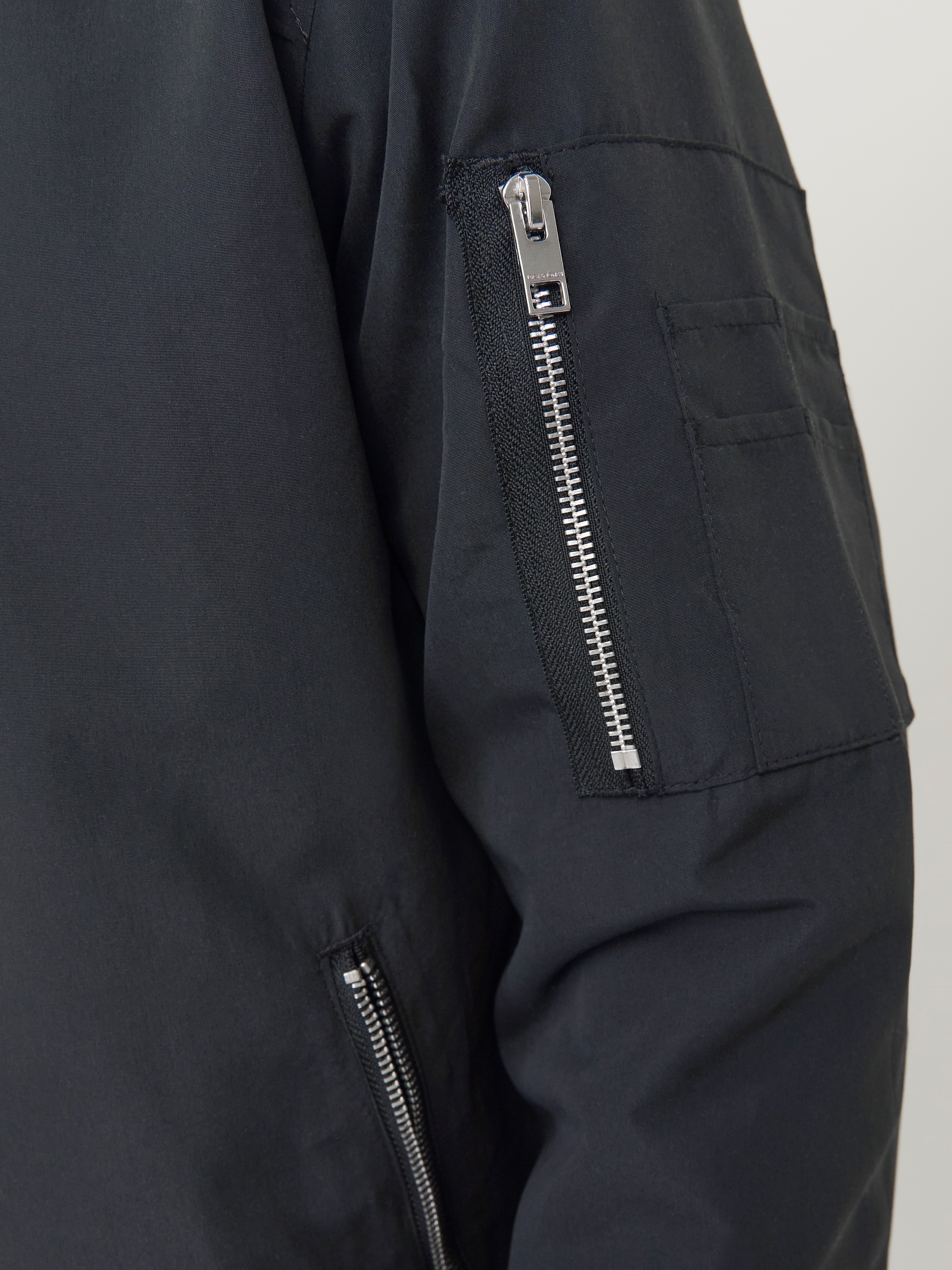 Jack & Jones Blouson »JJERUSH mit Stehkragen und Reißverschlusstaschen« ohne Kapuze unifarben, modisch, regular fit, Polyester