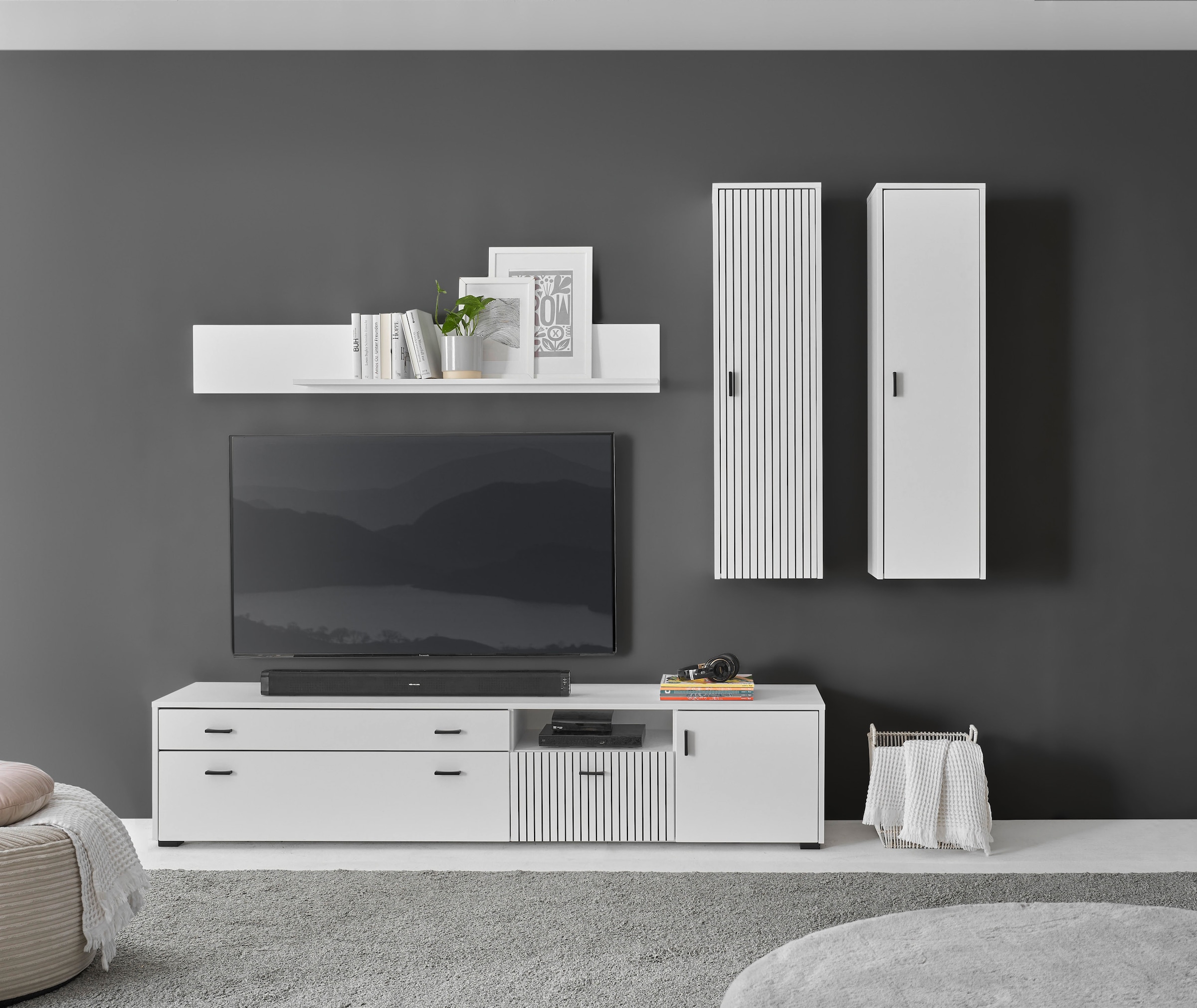 INOSIGN Wohnwand »HUDSON«, (Set, 4 St.), mit moderner Rillenoptik, Griffe aus Metall (Schwarz), Breite 243 cm
