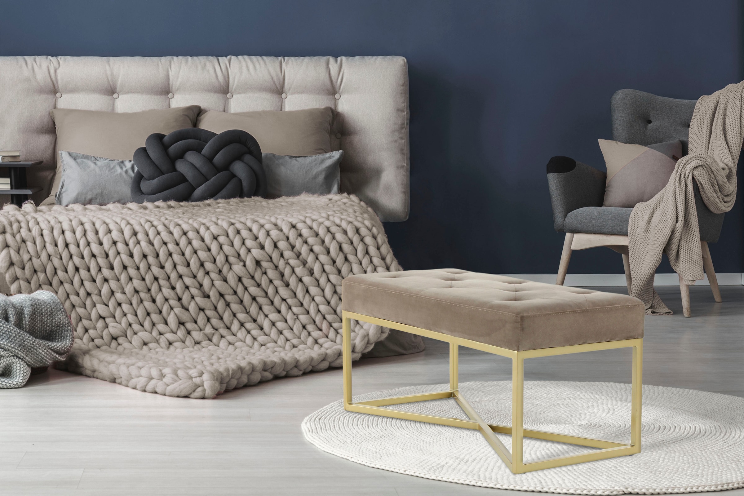 Kayoom Hockerbank »Cameron 125, glamouröses Design, glänzenden Metallfüßen, in Samt-Look«, (1 St.), bequem, elegant, mit Zierknöpfen, Gold-coated Eisengestell