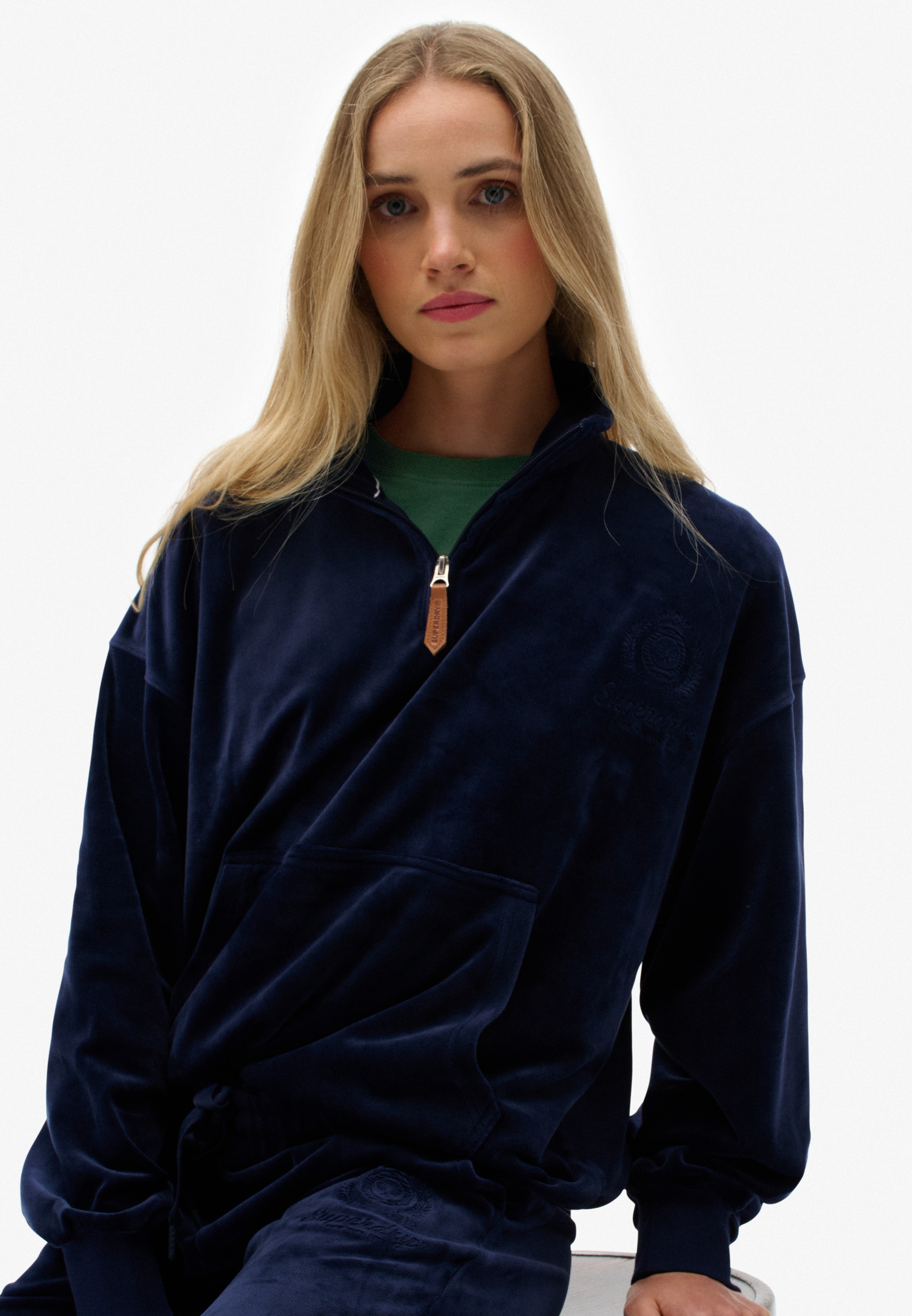 Superdry Sweatshirt »COUNTRY CLUB VELOUR 1/4 ZIP«, Nicki-Qualität, Troyer mit Logo-Brustmotiv

