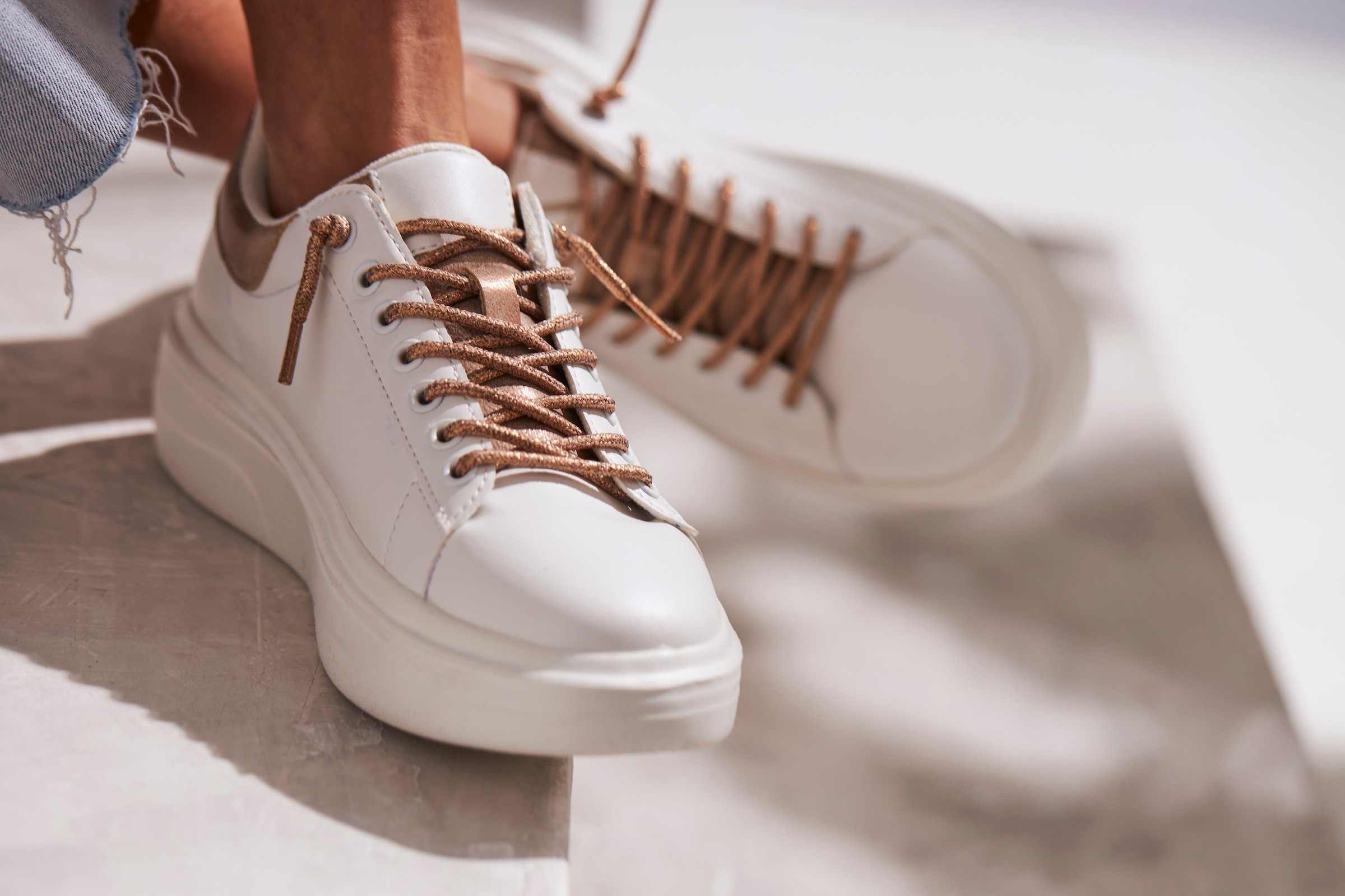 LASCANA Sneaker »Freizeitschuhe,«, mit Metallicdetails und elastischen Schnürbändern VEGAN