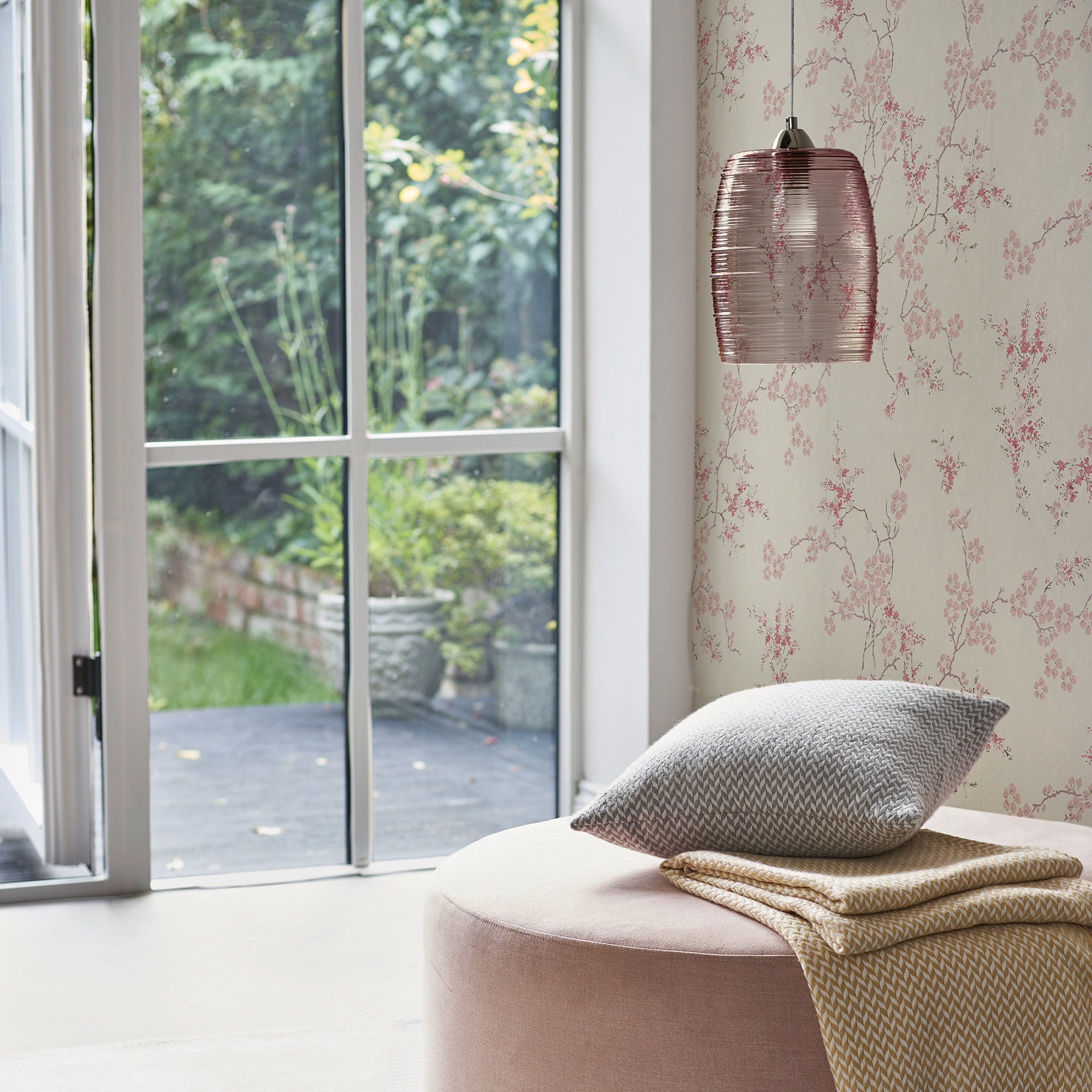 LAURA ASHLEY Vliestapete »Oriental Blossom Blush«, botanisch, FSC® zertifiziert, mit lebhaftem Druck, 10 Meter Länge