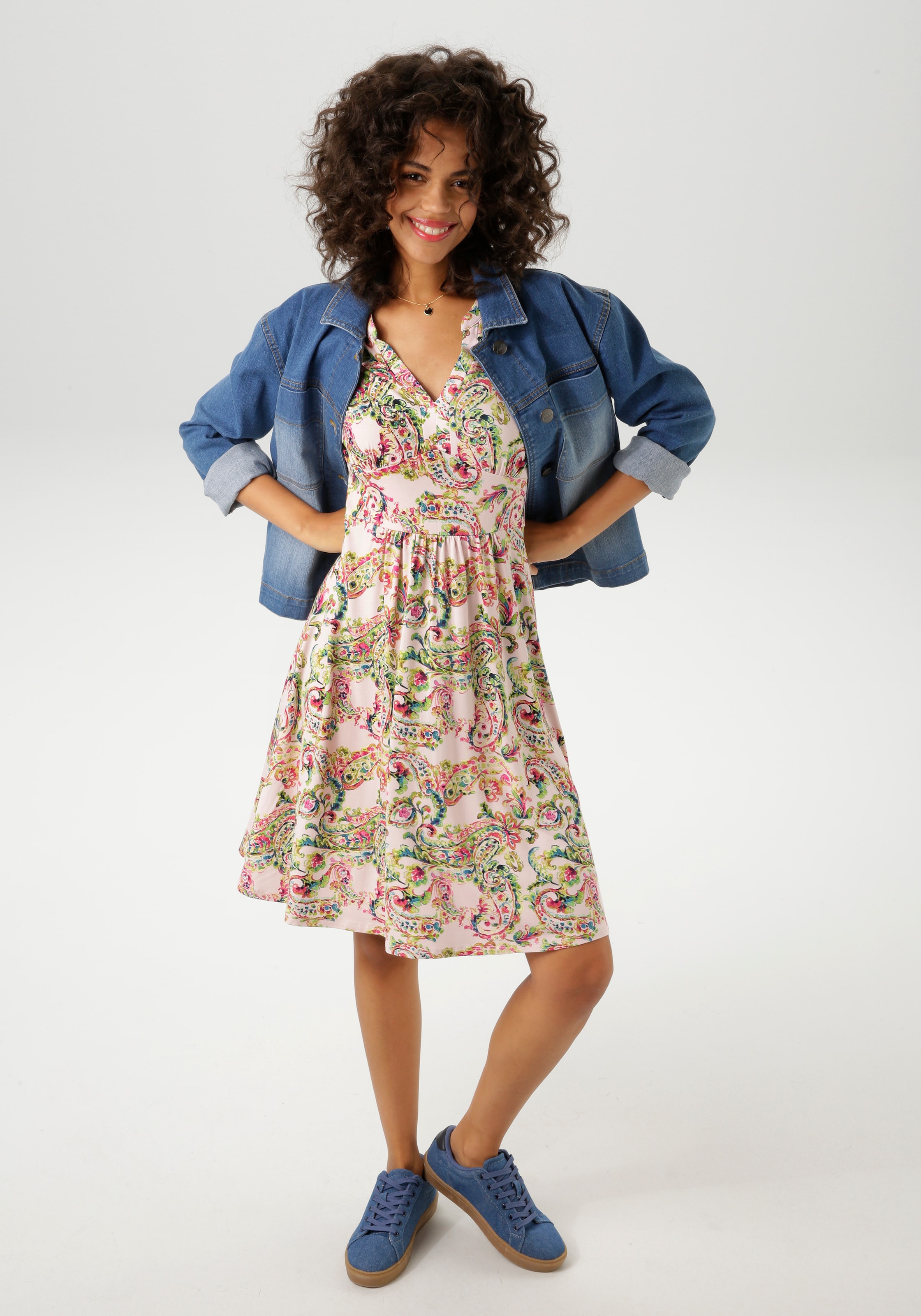 Aniston CASUAL Sommerkleid, mit fantasievollem farbharmonischen Paisley-Druck