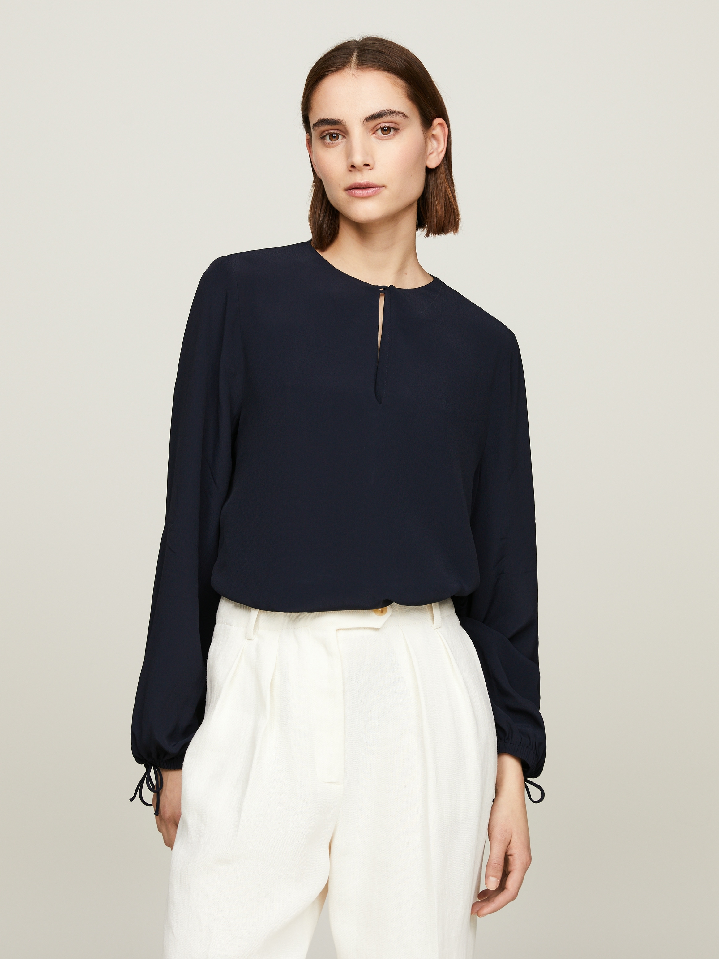 Tommy Hilfiger Crepebluse »VISCOSE CREPE SOLID VN BLOUSE«, mit Metalllabel