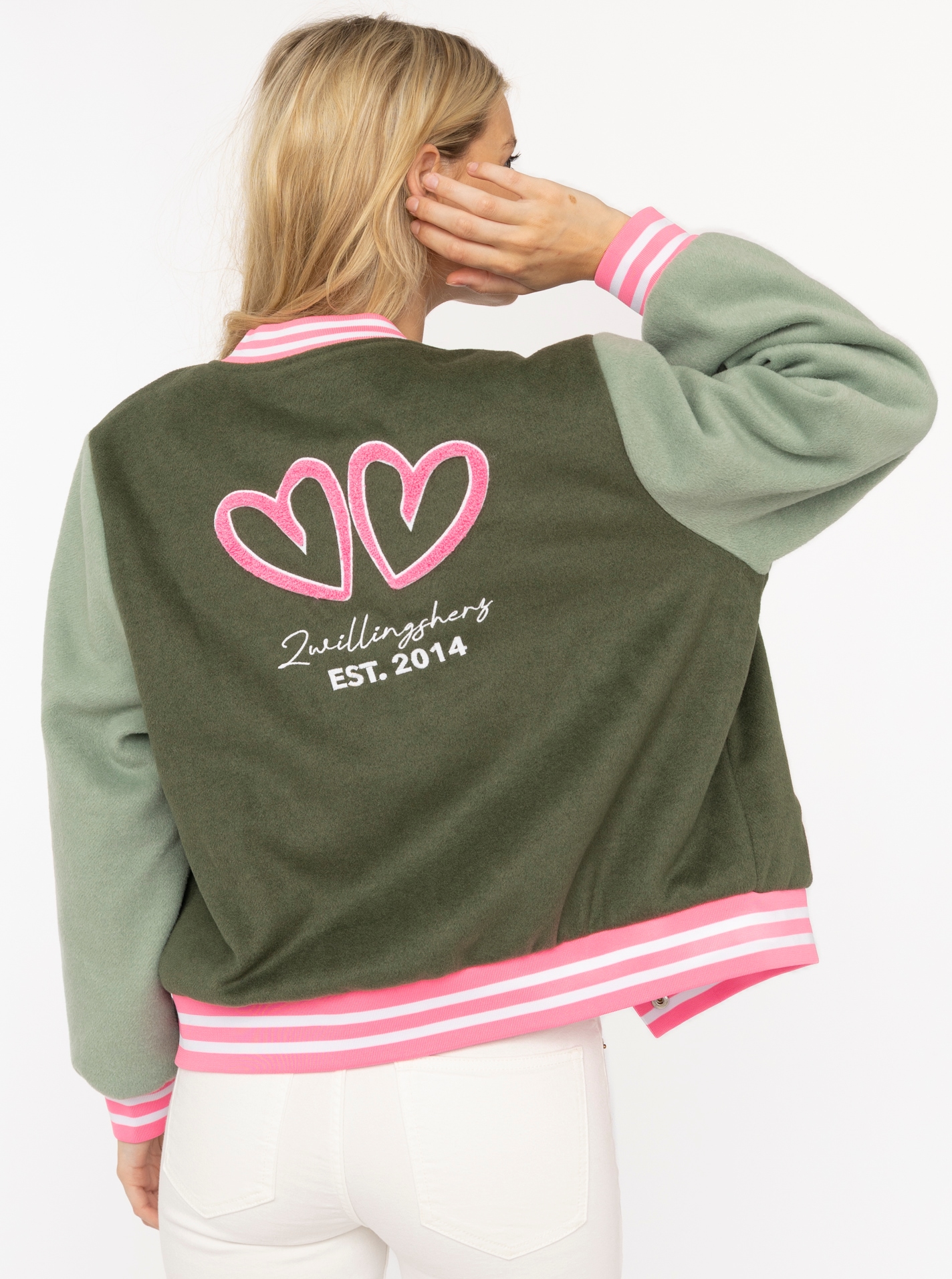 Zwillingsherz Bomberjacke »„College Uni“« abgesetzte Ärmel, gestreifte Bündchen, Eingriffstaschen, Aufnäher