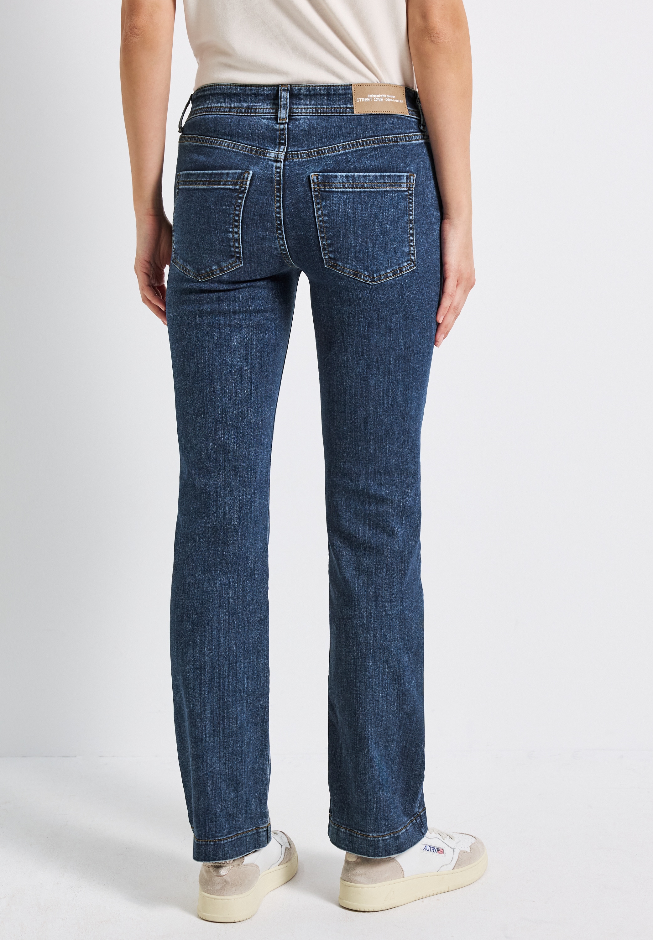 STREET ONE Bootcut-Jeans »Style Bootcut«, in einer Slim Fit Passform und mit Stretch