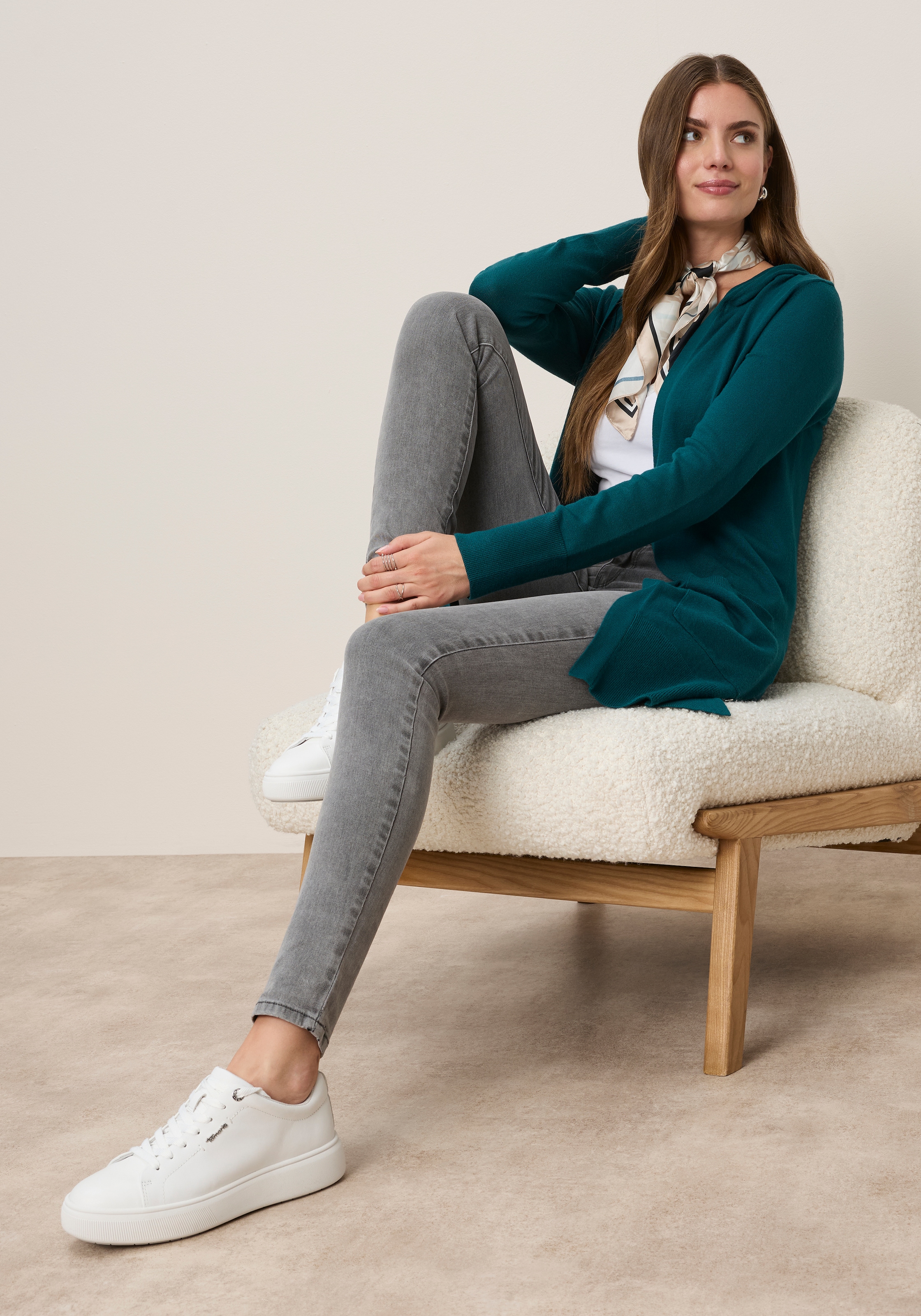 Tamaris Longstrickjacke »aus weicher Viskosemischung« mit Kapuze, aus angenehmer Viskosemischung
