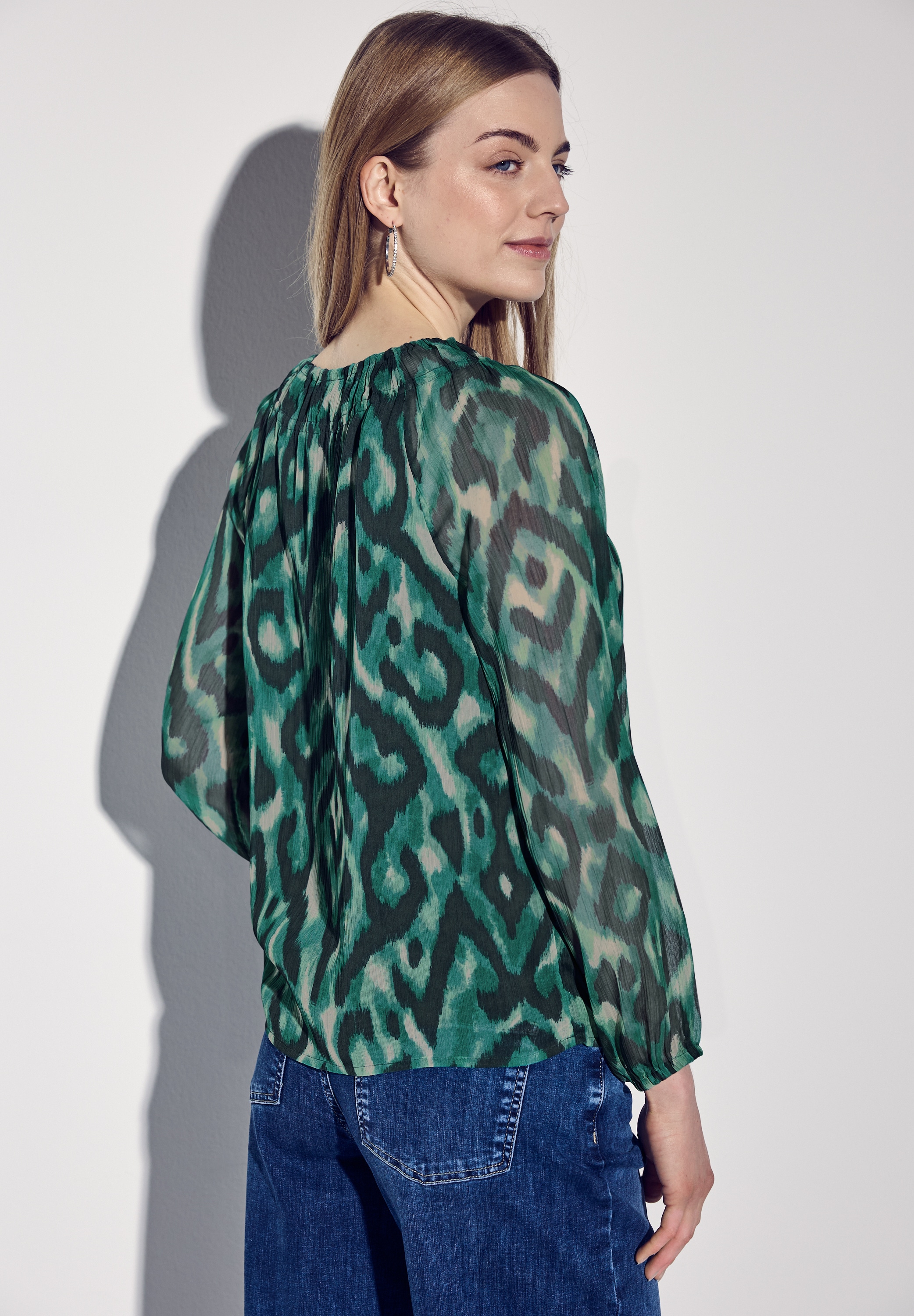 STREET ONE Chiffonbluse, mit grafischem Muster und Raffungen am Kragen