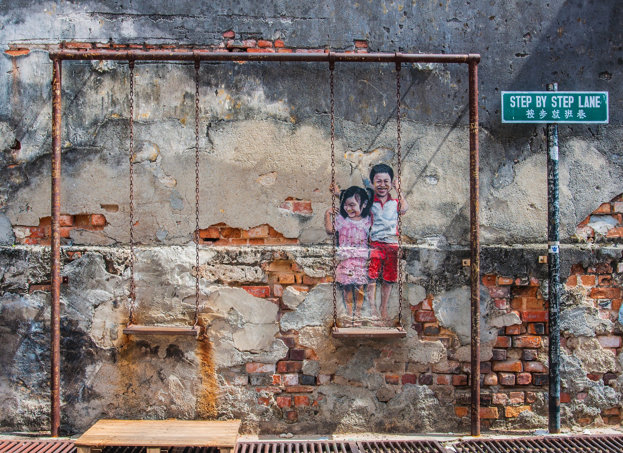 A.S. Création Vliestapete »Fototapete StreetArt Kinder auf Schaukel« matt strukturiert