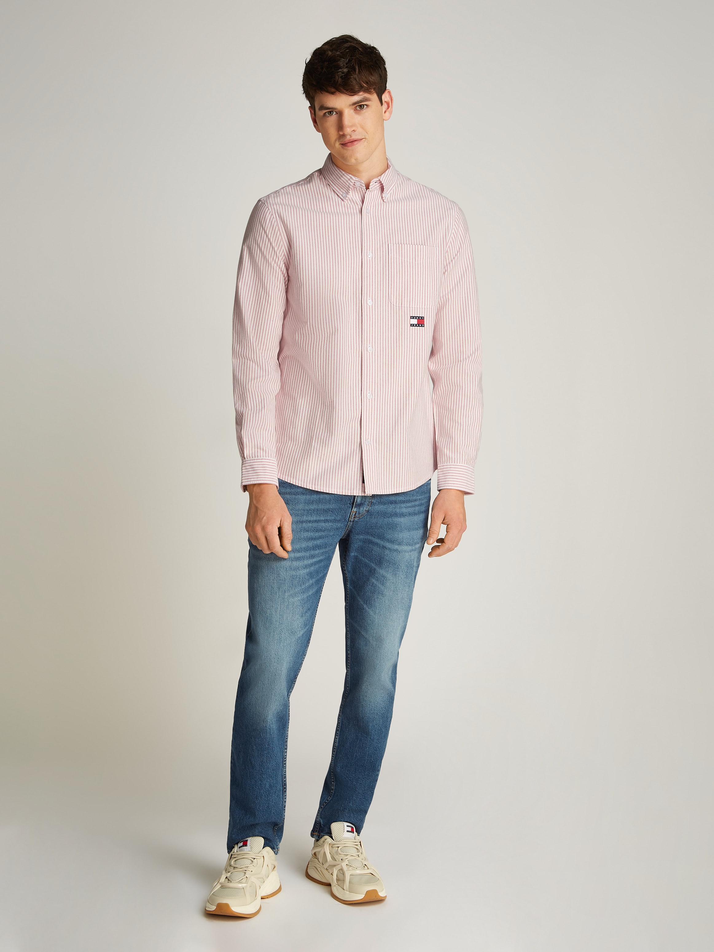 Tommy Jeans Langarmhemd »TJM STRIPE OXFORD SHIRT EXT«, mit Logostickerei