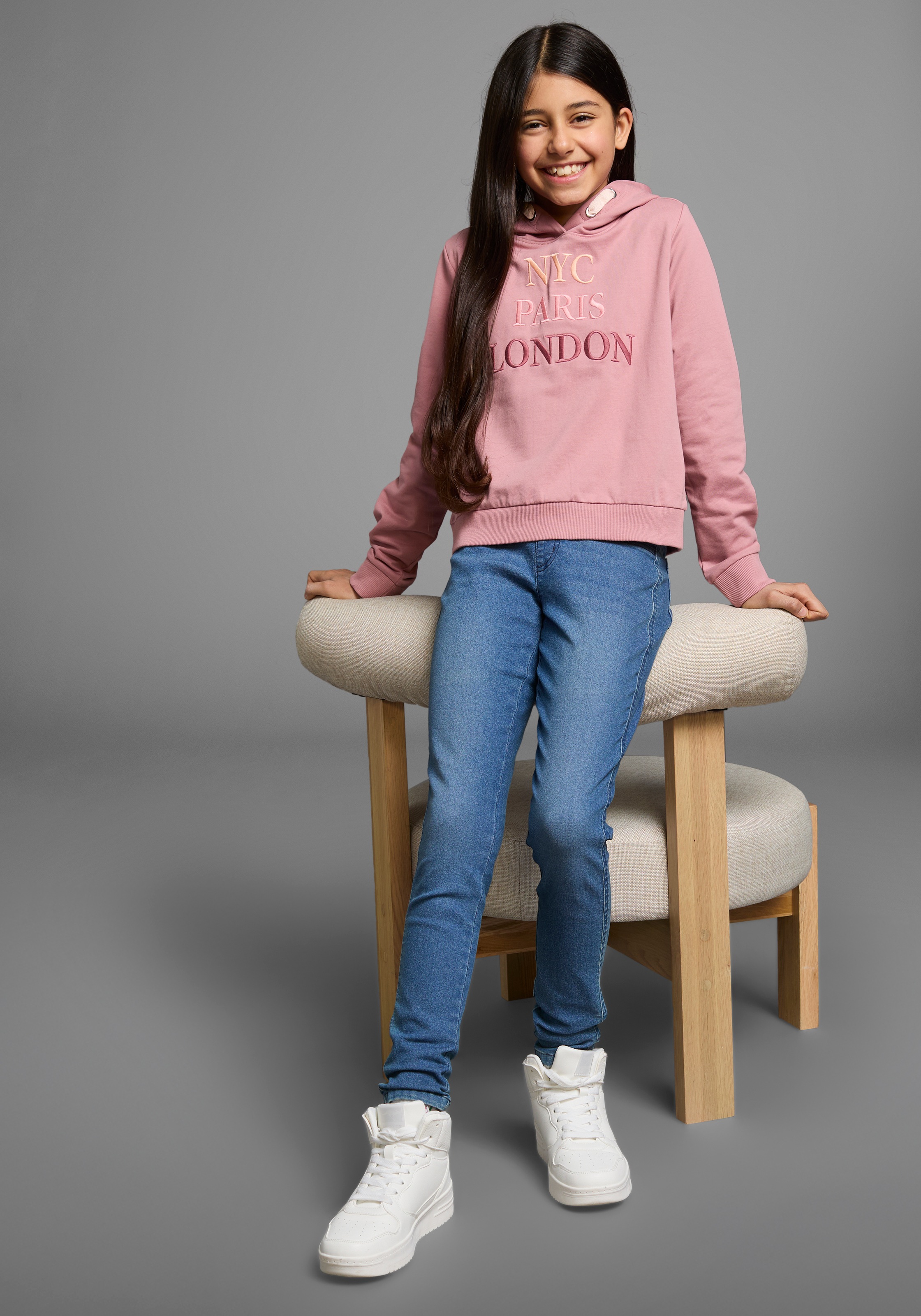 KIDSWORLD Kapuzensweatshirt »NYC Paris London - Stickerei«, Langarm,  gerade Passform,  bedruckt,  Kapuze,  aus Baumwolle
