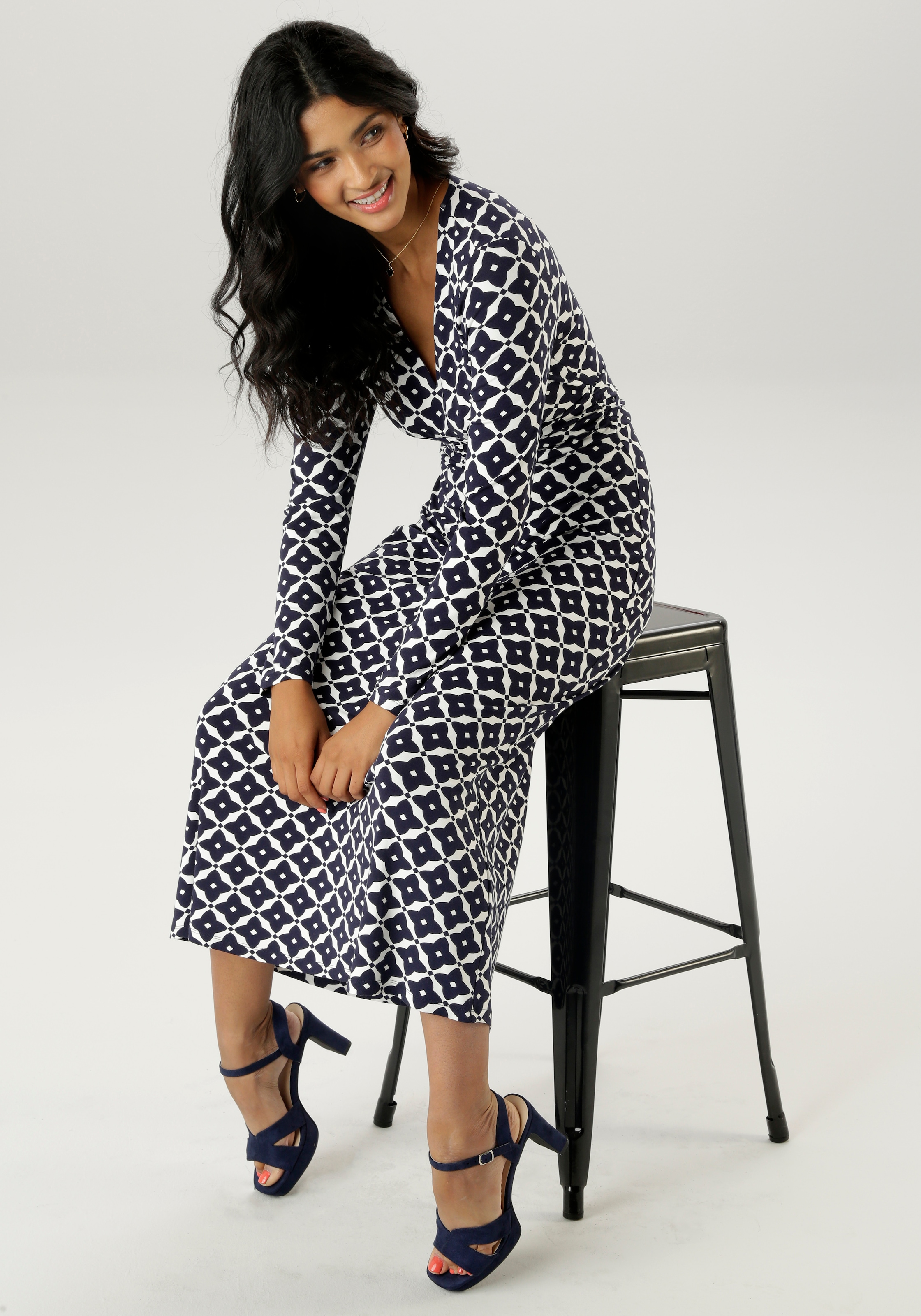 Aniston SELECTED Midikleid, mit eleganten, grafischen Druckverlauf